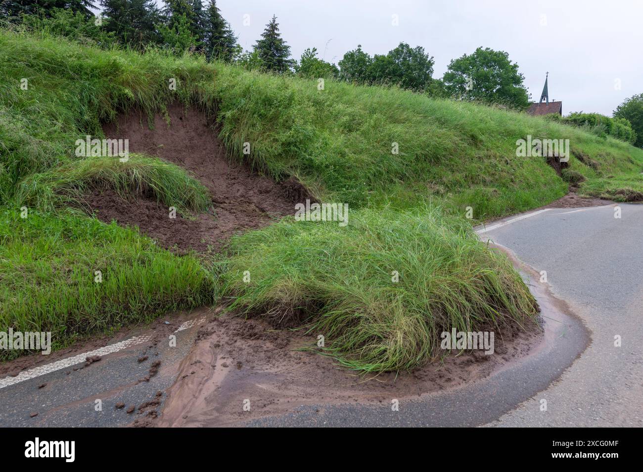 Immagine simbolica del cambiamento climatico, pendenza scivolosa su una strada di campagna dopo forti piogge, vicino a Berglen Hoesslinswart, Baden-Wuerttemberg, Germania Foto Stock