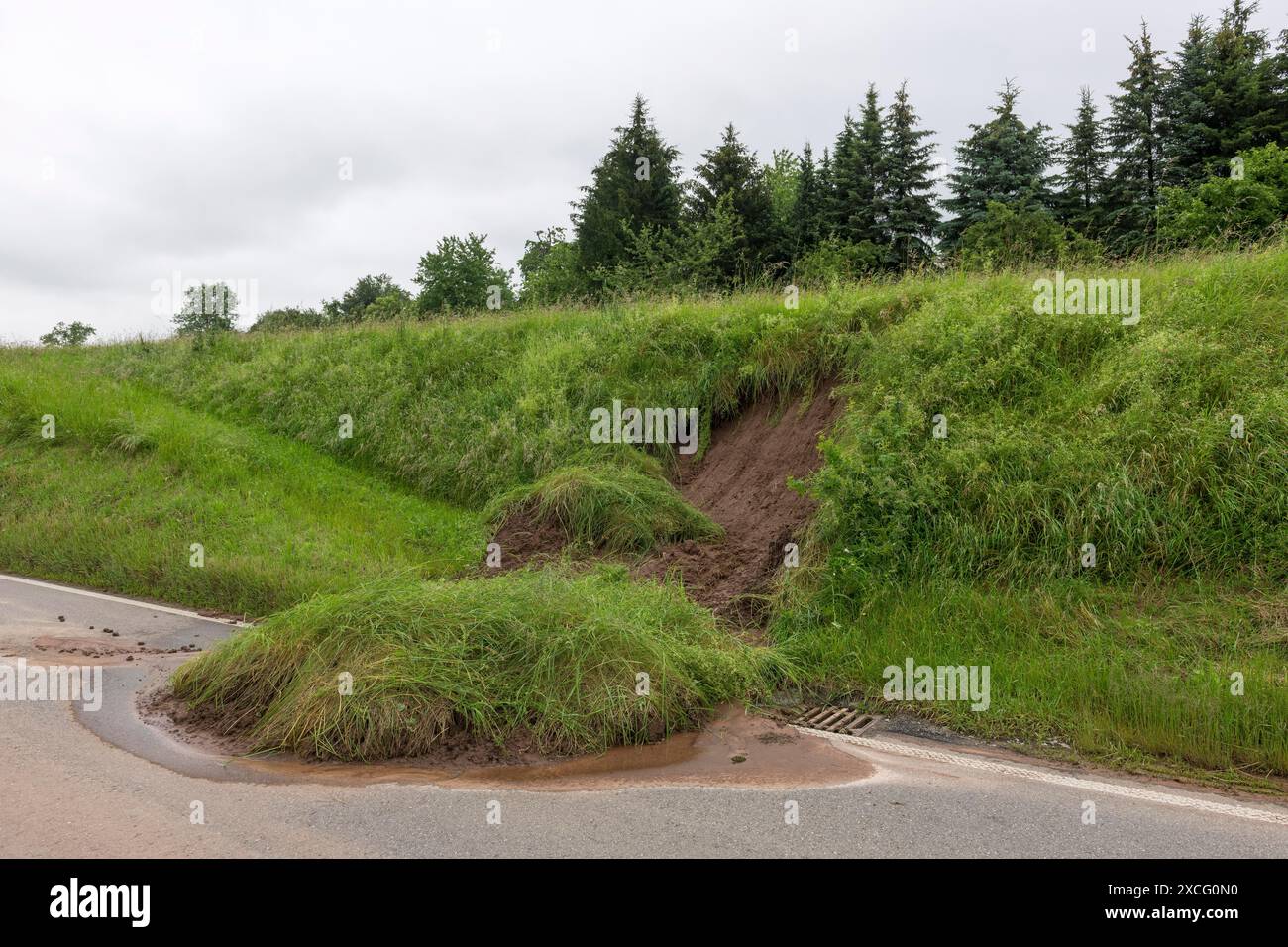 Immagine simbolica del cambiamento climatico, pendenza scivolosa su una strada di campagna dopo forti piogge, vicino a Berglen Hoesslinswart, Baden-Wuerttemberg, Germania Foto Stock