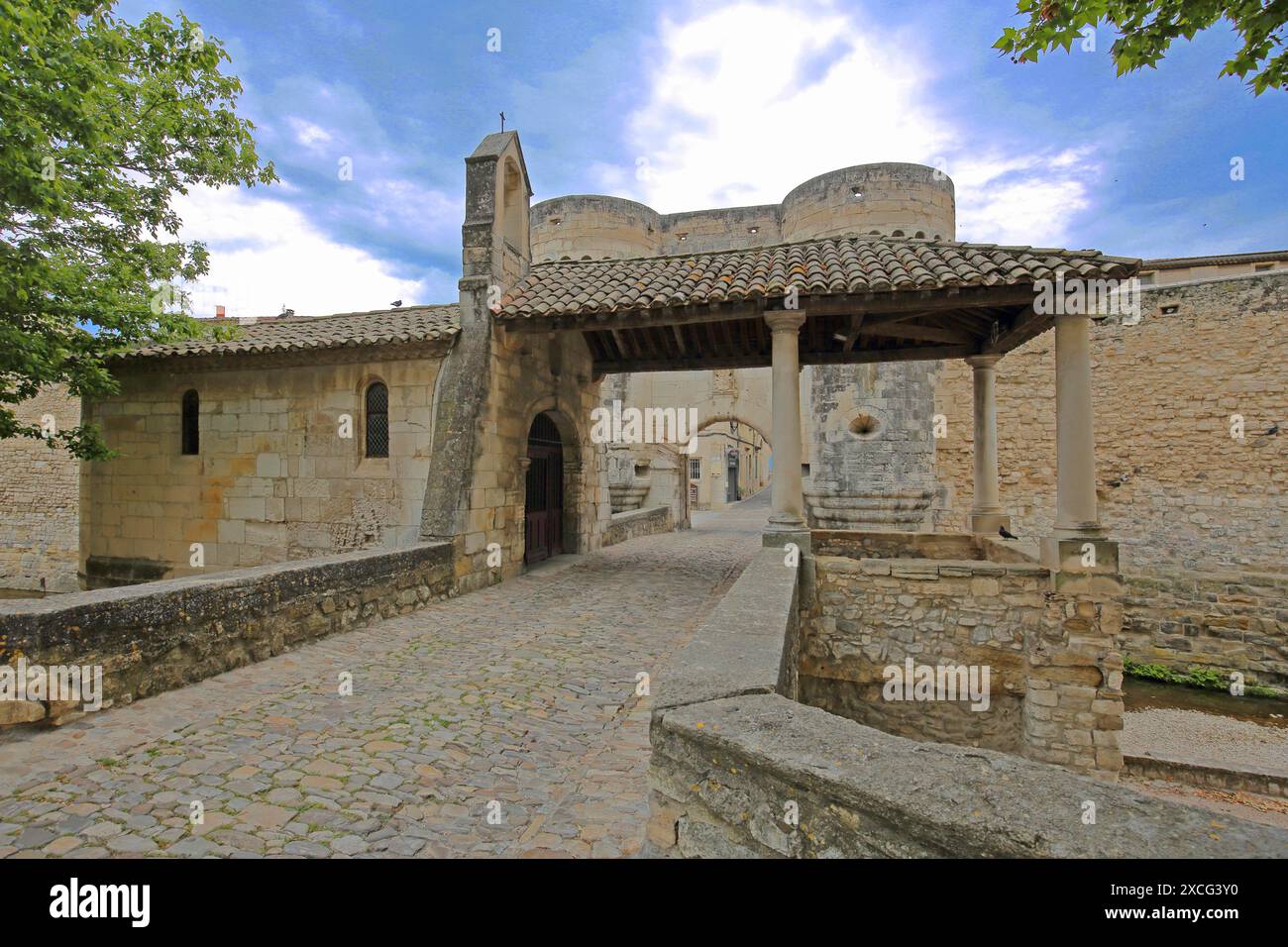 Porte Notre-Dame con torri gemelle, porta della città, fortificazioni storiche della città, monumento, ponte, Pernes-les-Fontaines, Vaucluse, Provenza, Francia Foto Stock