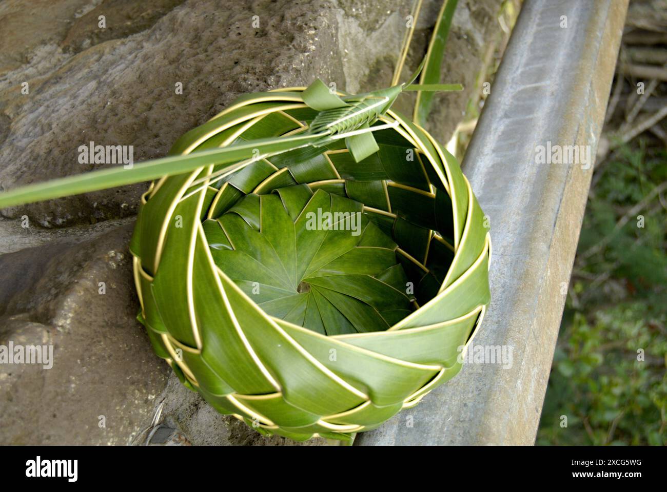 KAUAI ISLAND / HAWAII /USA  nativo Hawiian maschio che produce artigianato per vendere e vivere ogni giorno 4 gennaio 2013 foto Deanpictures Foto Stock