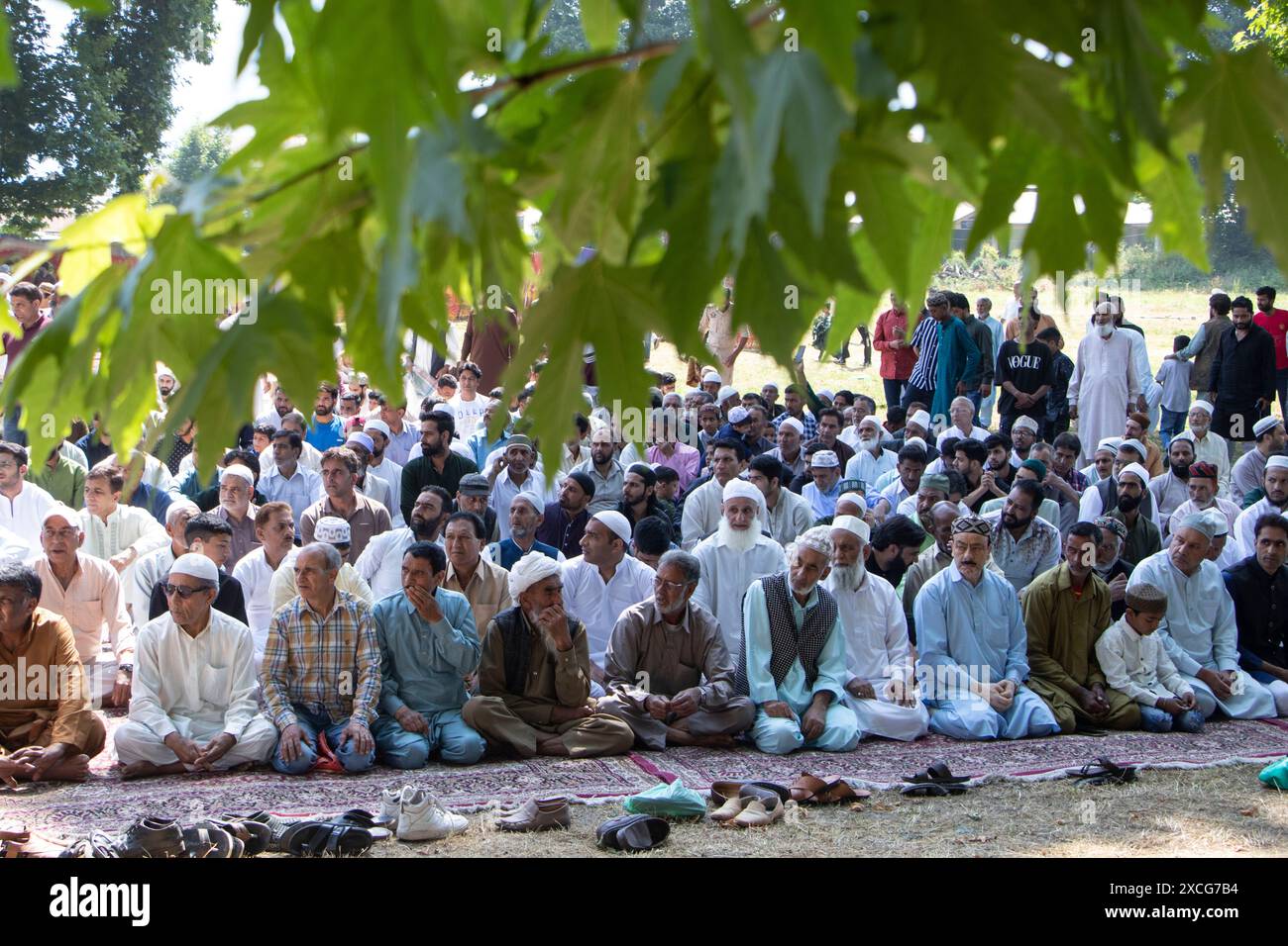 Srinagar, Jammu e Kashmir, India. 17 giugno 2024. I musulmani kashmiri sono visti ascoltare le preghiere di Eid-ul-Adha nei locali della Moschea Hazratbal a Srinagar. EID al-Adha è una festa religiosa celebrata dai musulmani in tutto il mondo per commemorare la volontà del profeta Ibrahim di sacrificare suo figlio come atto di obbedienza a Dio. (Immagine di credito: © Adil Abass/ZUMA Press Wire) SOLO PER USO EDITORIALE! Non per USO commerciale! Foto Stock