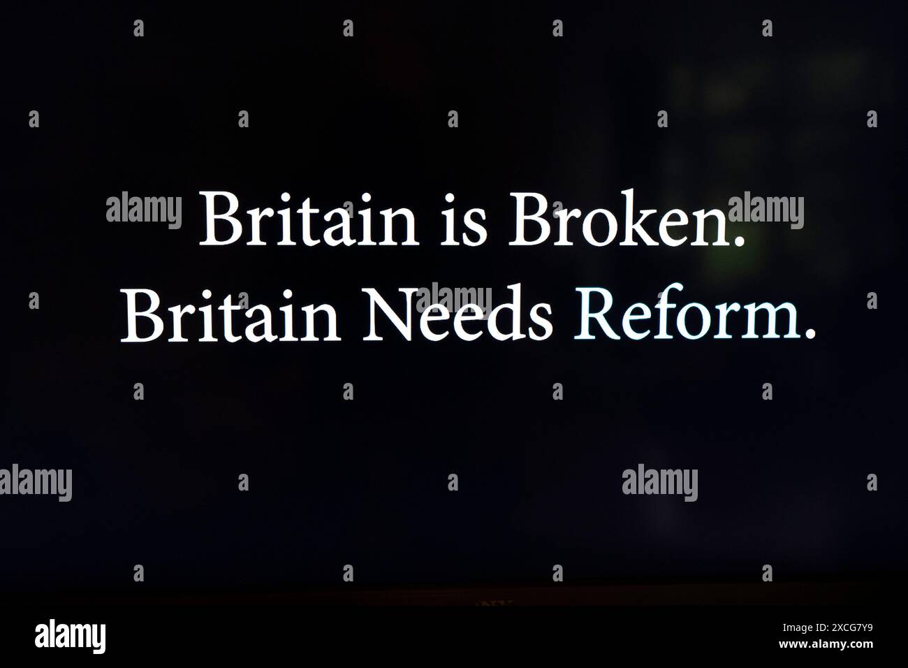 Le due sentenze silenziose a schermo singolo di partito trasmesse dal partito politico riformato, la loro trasmissione politica di partito è stata trasmessa su Channel 4 il 13 giugno 2024 a Londra, Inghilterra. Durante il dibattito di questa sera, il leader della riforma, Nigel Farage, ha dichiarato che il suo partito sarebbe stato la nuova opposizione al Partito Laburista alle prossime elezioni del 4 luglio. Foto Stock