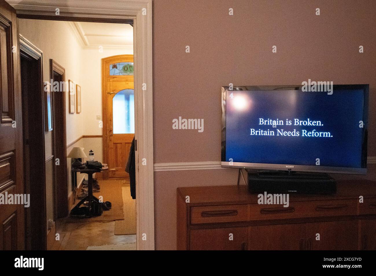 Le due sentenze silenziose a schermo singolo di partito trasmesse dal partito politico riformato, la loro trasmissione politica di partito è stata trasmessa su Channel 4 il 13 giugno 2024 a Londra, Inghilterra. Durante il dibattito di questa sera, il leader della riforma, Nigel Farage, ha dichiarato che il suo partito sarebbe stato la nuova opposizione al Partito Laburista alle prossime elezioni del 4 luglio. Foto Stock