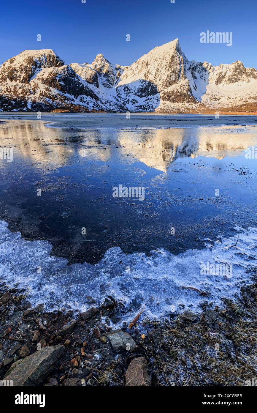 Luce del mattino, alba, ripide montagne, costa, inverno, Flakstadoya, Lofoten, Norvegia, Europa Foto Stock