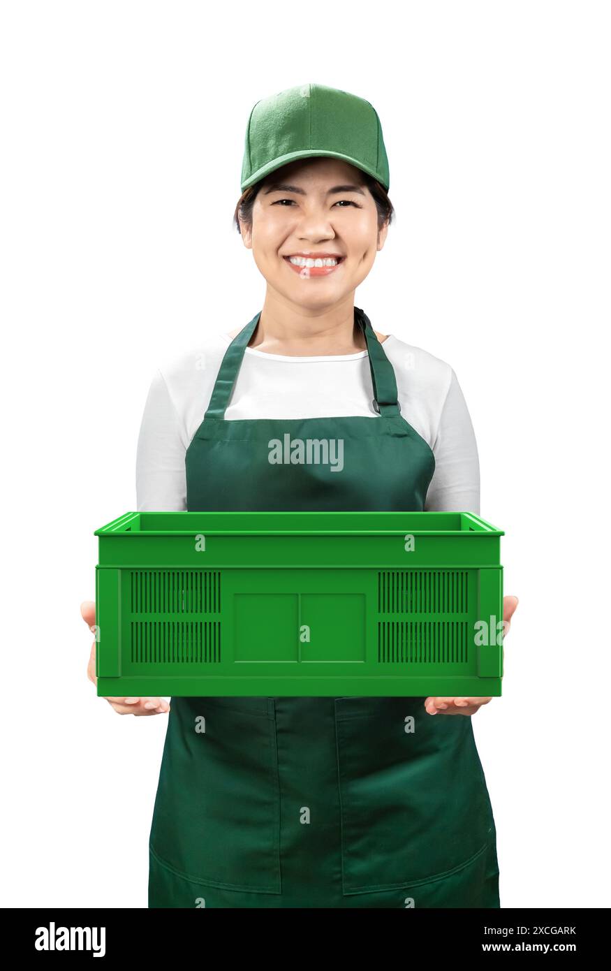 I venditori asiatici indossano grembiule verde e berretto verde sorridenti e tenendo il cesto verde isolato sul bianco Foto Stock
