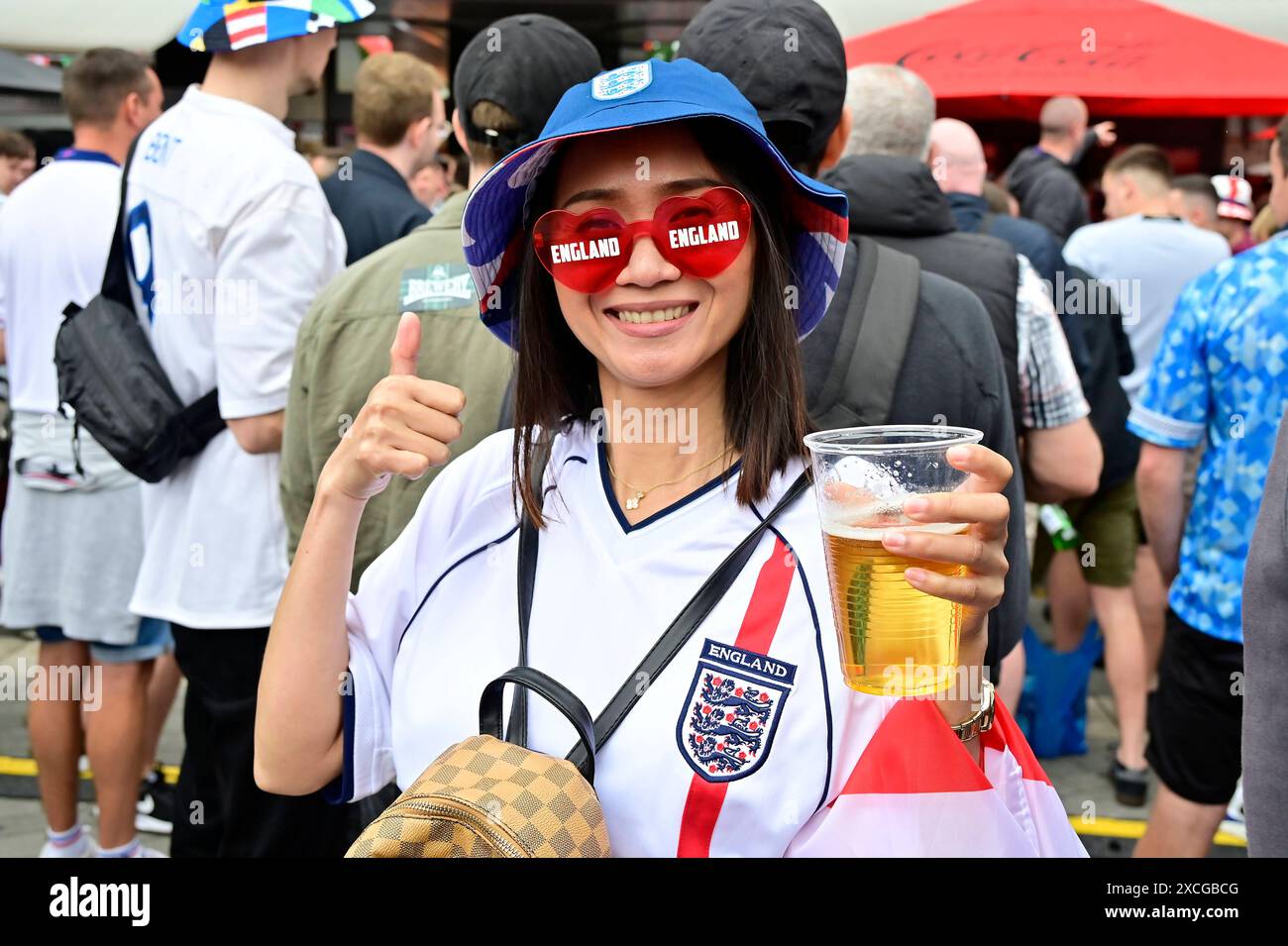 15.06.2024, Deutschland, Nordrhein-Westfalen, Ruhrgebiet, Gelsenkirchen. Fussball Europameisterschaft 2024. Gelsenkirchen feiert mit vier Spielen der UEFA EURO 2024 ein grosses Fussballfest. In der fan zone mit public viewing im Nordsternpark Gelsenkirchen und im Amphitheater werden alle Spiele, die in Gelsenkirchen ausgetragen werden, sowie alle Spiele der duetschen Nationalmannschaft live uebertragen. In der fan zone auf dem Nordsternplatz und im Amphitheatre ist Platz fuer jeweils 6,000 Besucher/innen. Punto d'incontro con i fan presso Heinrich-Koenig Platz a der City. I tifosi inglesi si ritrovano in der Fanm Foto Stock