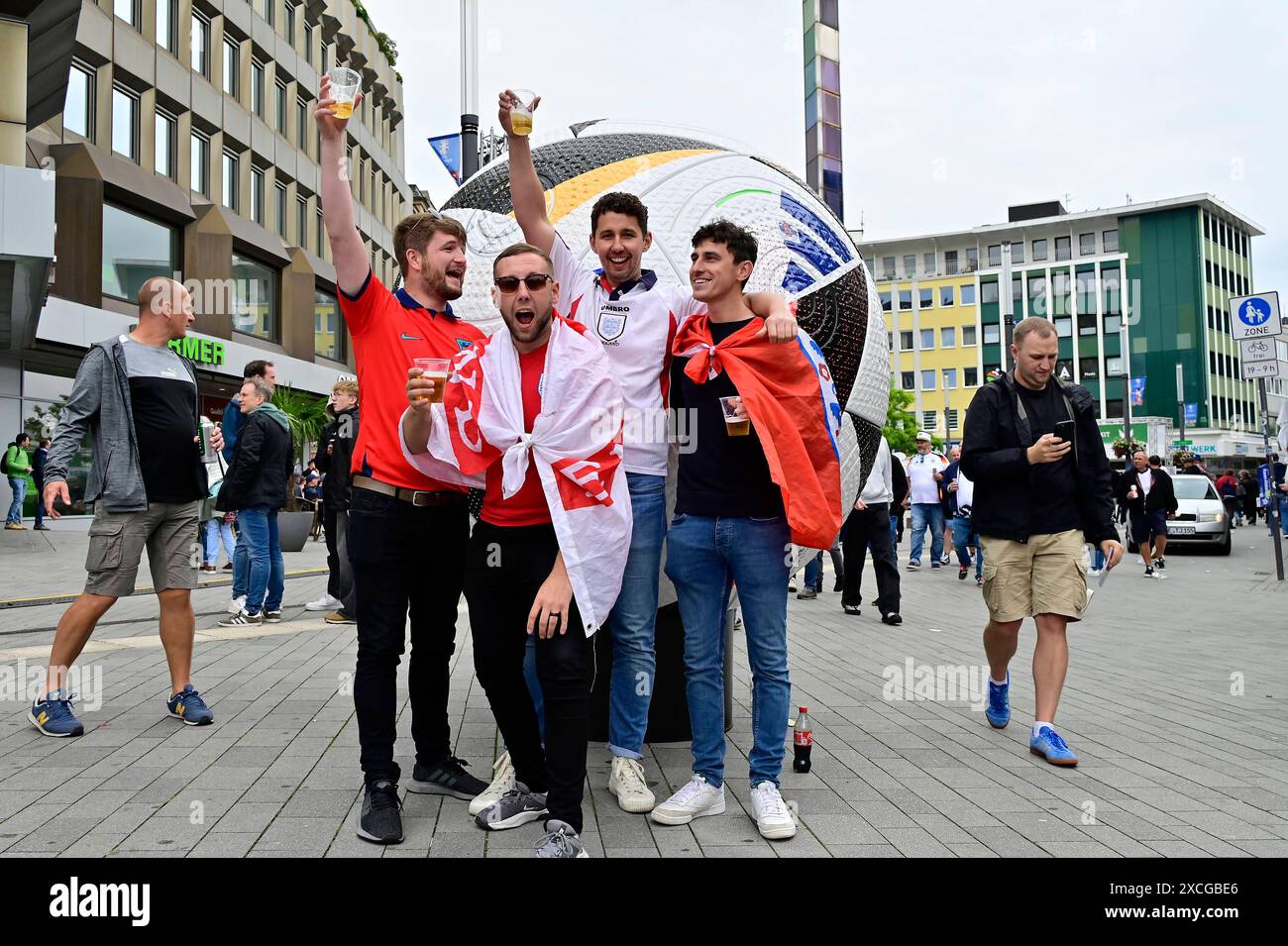 15.06.2024, Deutschland, Nordrhein-Westfalen, Ruhrgebiet, Gelsenkirchen. Fussball Europameisterschaft 2024. Gelsenkirchen feiert mit vier Spielen der UEFA EURO 2024 ein grosses Fussballfest. In der fan zone mit public viewing im Nordsternpark Gelsenkirchen und im Amphitheater werden alle Spiele, die in Gelsenkirchen ausgetragen werden, sowie alle Spiele der duetschen Nationalmannschaft live uebertragen. In der fan zone auf dem Nordsternplatz und im Amphitheatre ist Platz fuer jeweils 6,000 Besucher/innen. Punto d'incontro con i fan presso Heinrich-Koenig Platz a der City. I tifosi inglesi si ritrovano in der Fanm Foto Stock