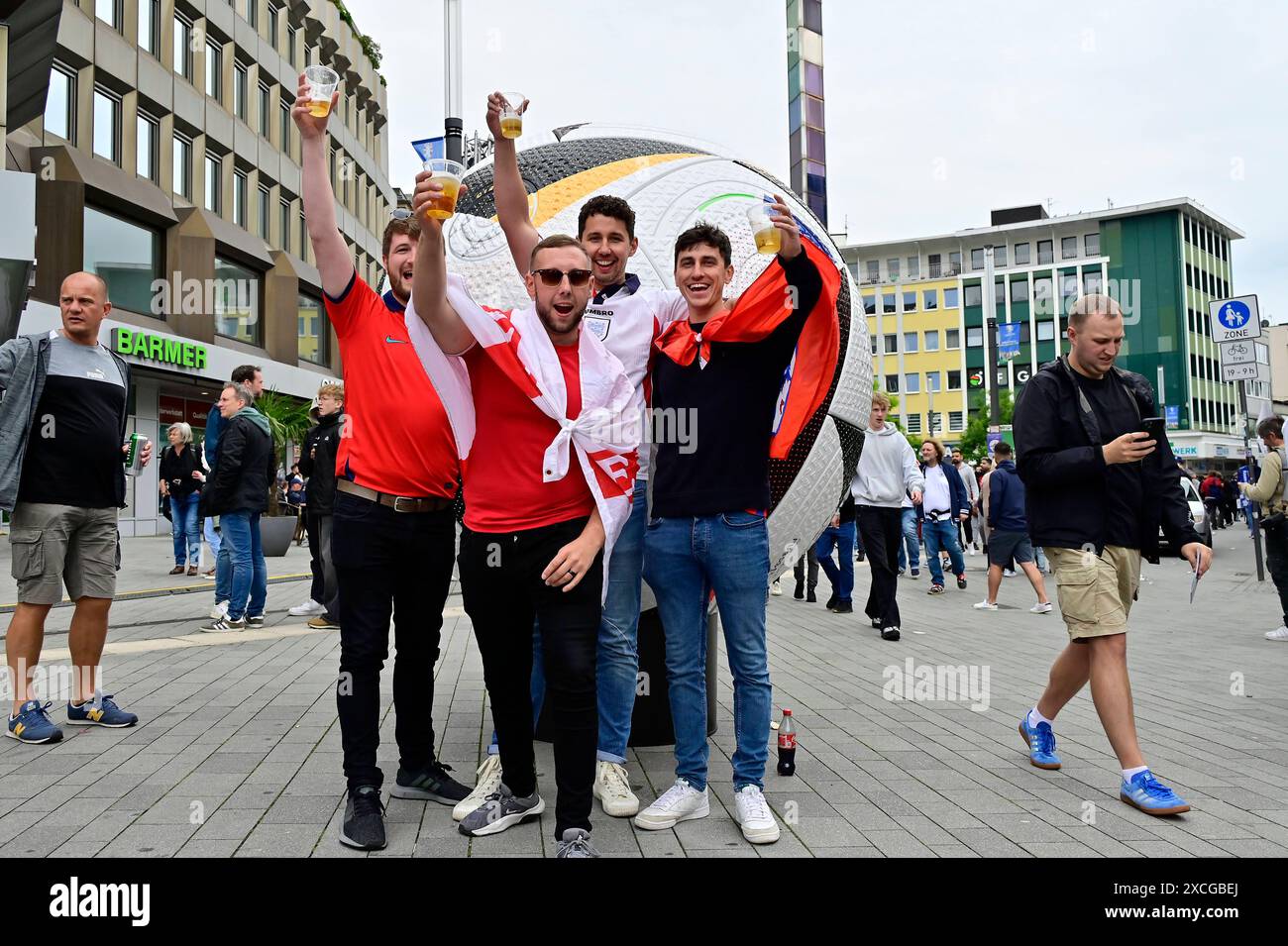 15.06.2024, Deutschland, Nordrhein-Westfalen, Ruhrgebiet, Gelsenkirchen. Fussball Europameisterschaft 2024. Gelsenkirchen feiert mit vier Spielen der UEFA EURO 2024 ein grosses Fussballfest. In der fan zone mit public viewing im Nordsternpark Gelsenkirchen und im Amphitheater werden alle Spiele, die in Gelsenkirchen ausgetragen werden, sowie alle Spiele der duetschen Nationalmannschaft live uebertragen. In der fan zone auf dem Nordsternplatz und im Amphitheatre ist Platz fuer jeweils 6,000 Besucher/innen. Punto d'incontro con i fan presso Heinrich-Koenig Platz a der City. I tifosi inglesi si ritrovano in der Fanm Foto Stock