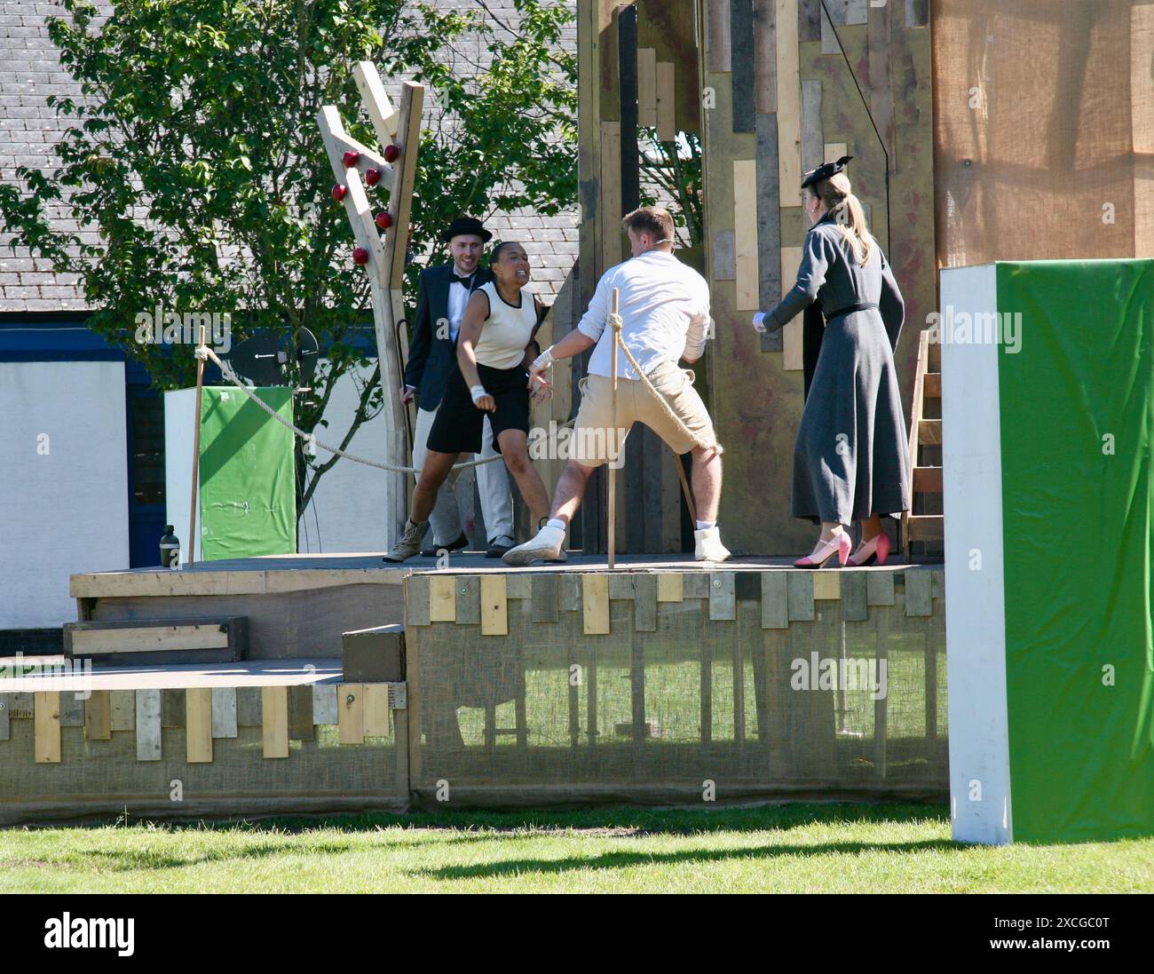 Azione durante il teatro all'aperto, al Lowther Pavilion, mentre la Duke's Theatre Company si esibisce "AS You Like IT" domenica 16 giugno 2024. Foto Stock