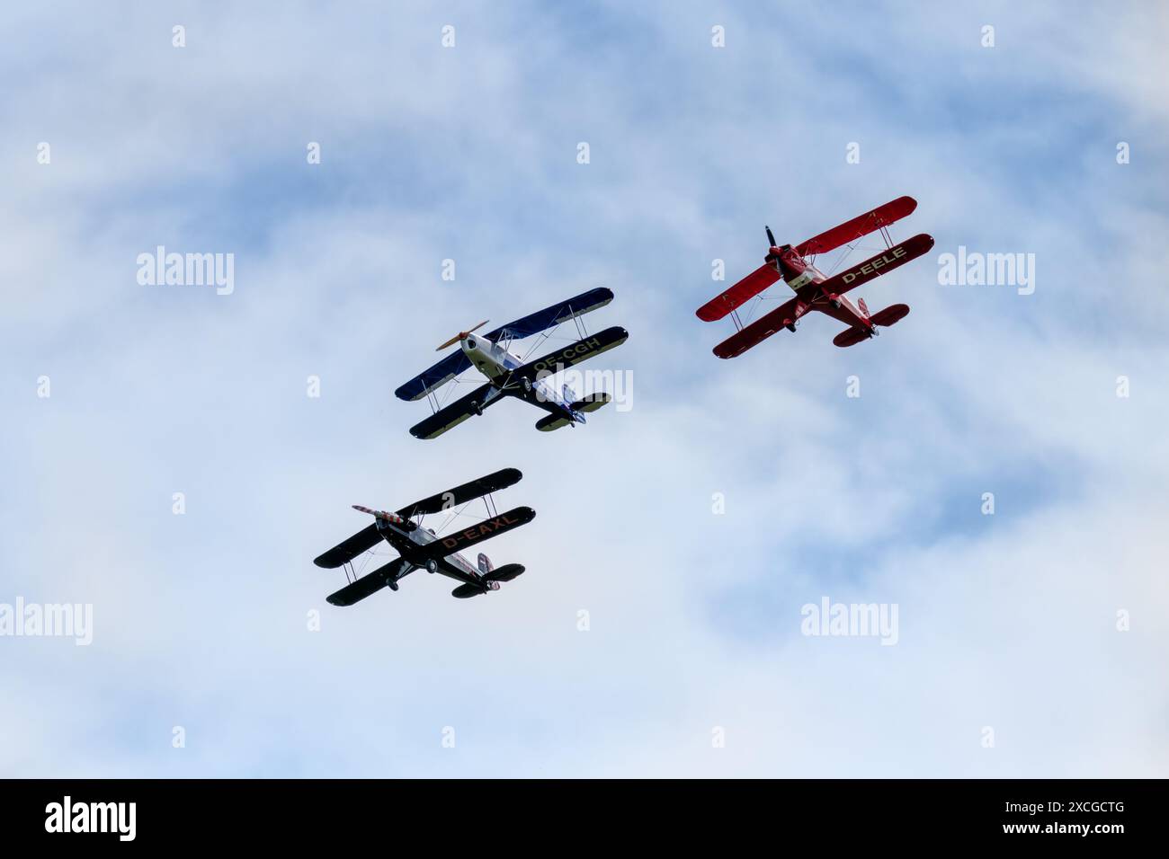 Plasy, Repubblica Ceca - 28 aprile 2024: Day in the Air 2024 (Air Day vicino a Plzeň) - Biplane Aerobatic Group - Bücker 131 Jungmann Foto Stock
