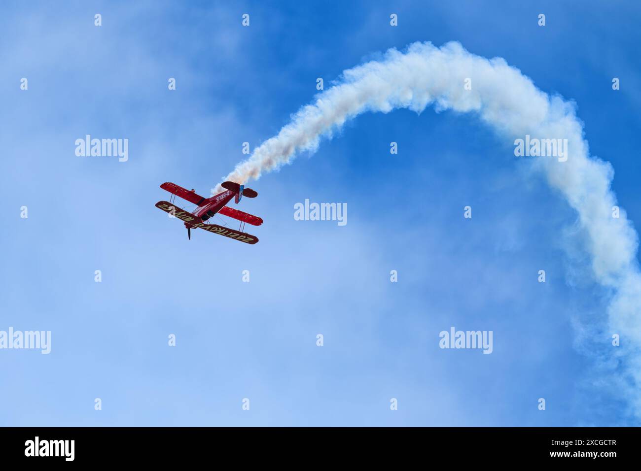 Plasy, Repubblica Ceca - 28 aprile 2024: Day in the Air 2024 (Air Day vicino a Plzeň) - Biplane Aerobatic Group - Bücker 131 Jungmann Foto Stock