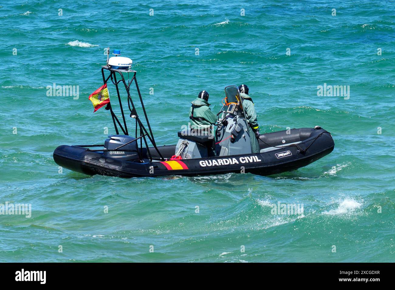 Gijon, Spagna - 24 maggio 2024: Pattuglia marina su un motoscafo gonfiabile in gomma della Guardia civile spagnola sulle onde in uniforme protettiva. Polizia te Foto Stock