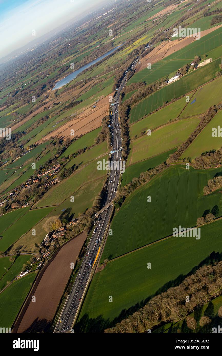 Foto aerea dell'autostrada intelligente appena completata sullo svincolo 6-8 della M56 scattata da 1500 metri Foto Stock