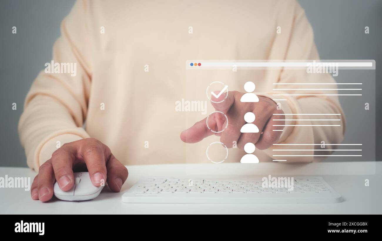 Concetto di gestione delle risorse umane, HR, HRM, controllo curriculum, screening delle informazioni sui dipendenti, candidati, i dipendenti devono completare il sondaggio online Foto Stock