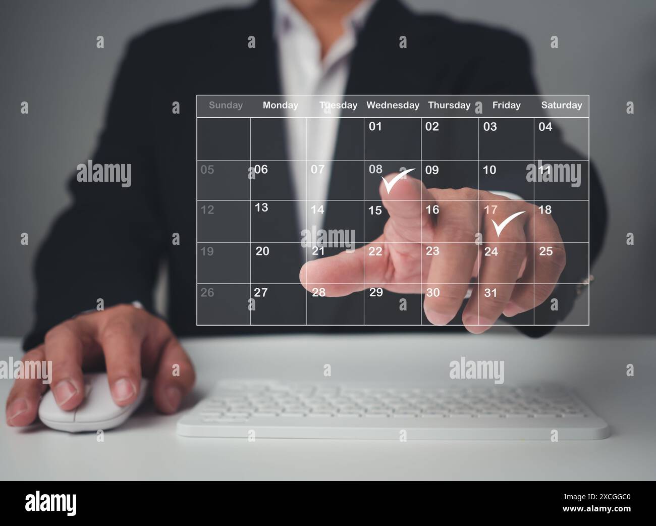 Pianificatore appuntamenti, uomo d'affari che segna le date sul calendario virtuale, gestisce il proprio programma aziendale, imposta promemoria per appuntamenti importanti, cr Foto Stock