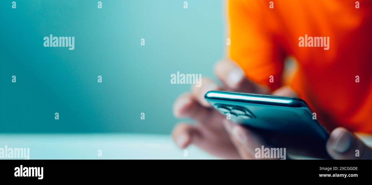 Uomo seduto e che lavora al computer, alla pagina del sito Web, contattateci o contattateci tramite e-mail, alla hotline dell'assistenza clienti, contattateci. E-mail, telefono, indirizzo, Foto Stock