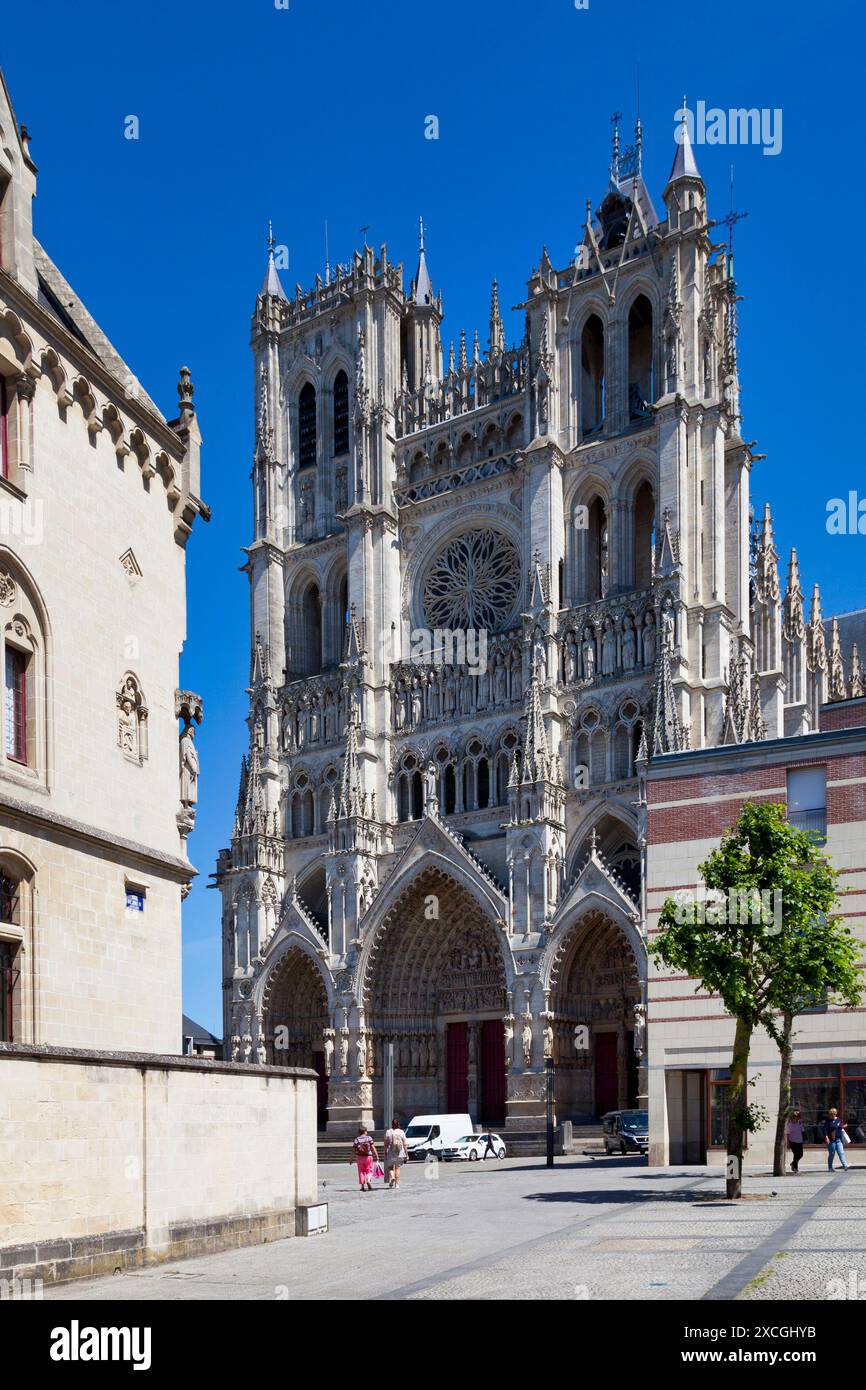 Amiens, Francia - maggio 30 2020: La Cattedrale di Amiens (in francese: Basilique Cathédrale Notre-Dame d'Amiens), è una chiesa cattolica nella città vecchia. Foto Stock