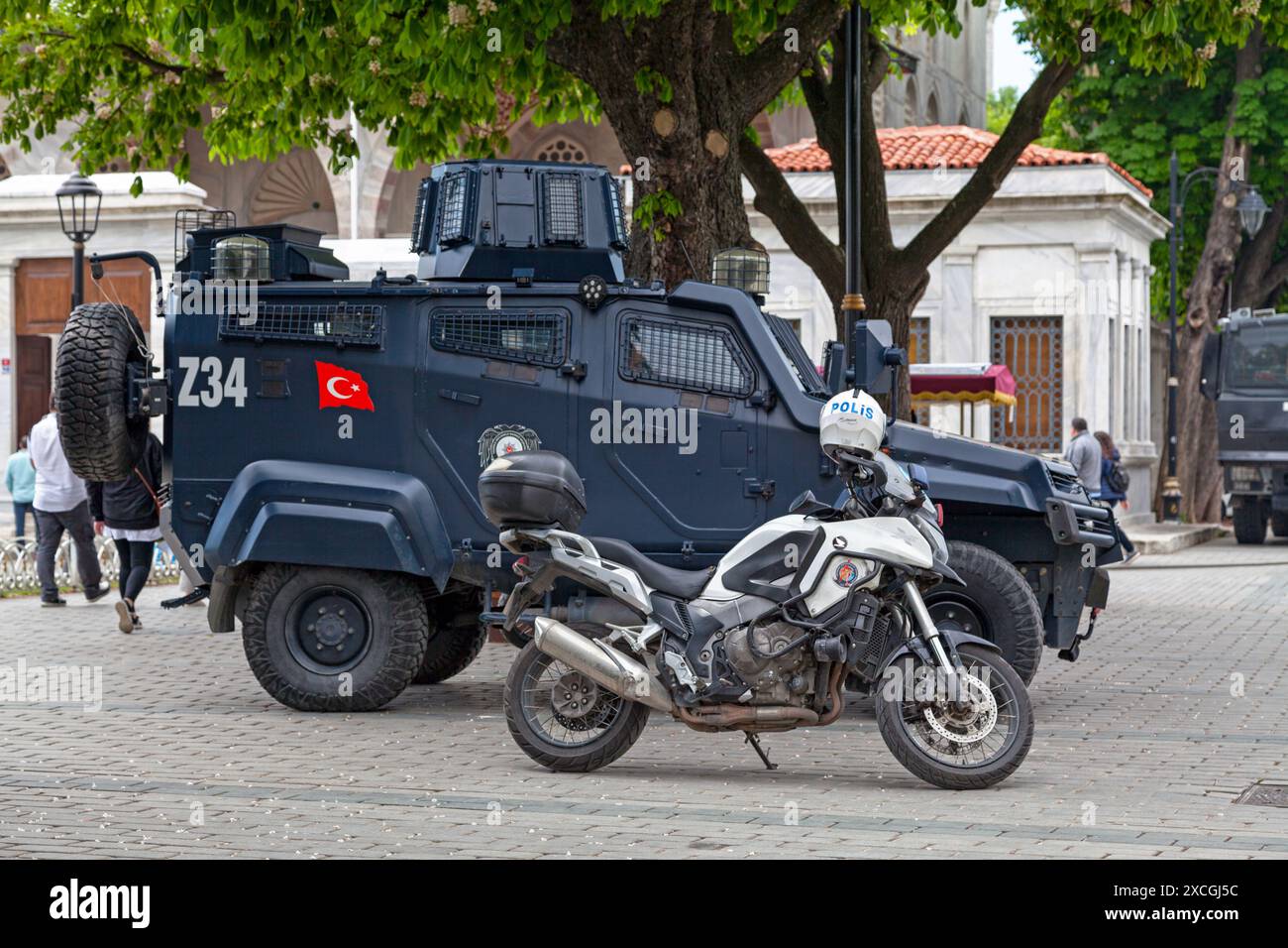 Istanbul, Turchia - 09 maggio 2019: Moto della polizia parcheggiata accanto a un veicolo armato della polizia (Polis). Foto Stock