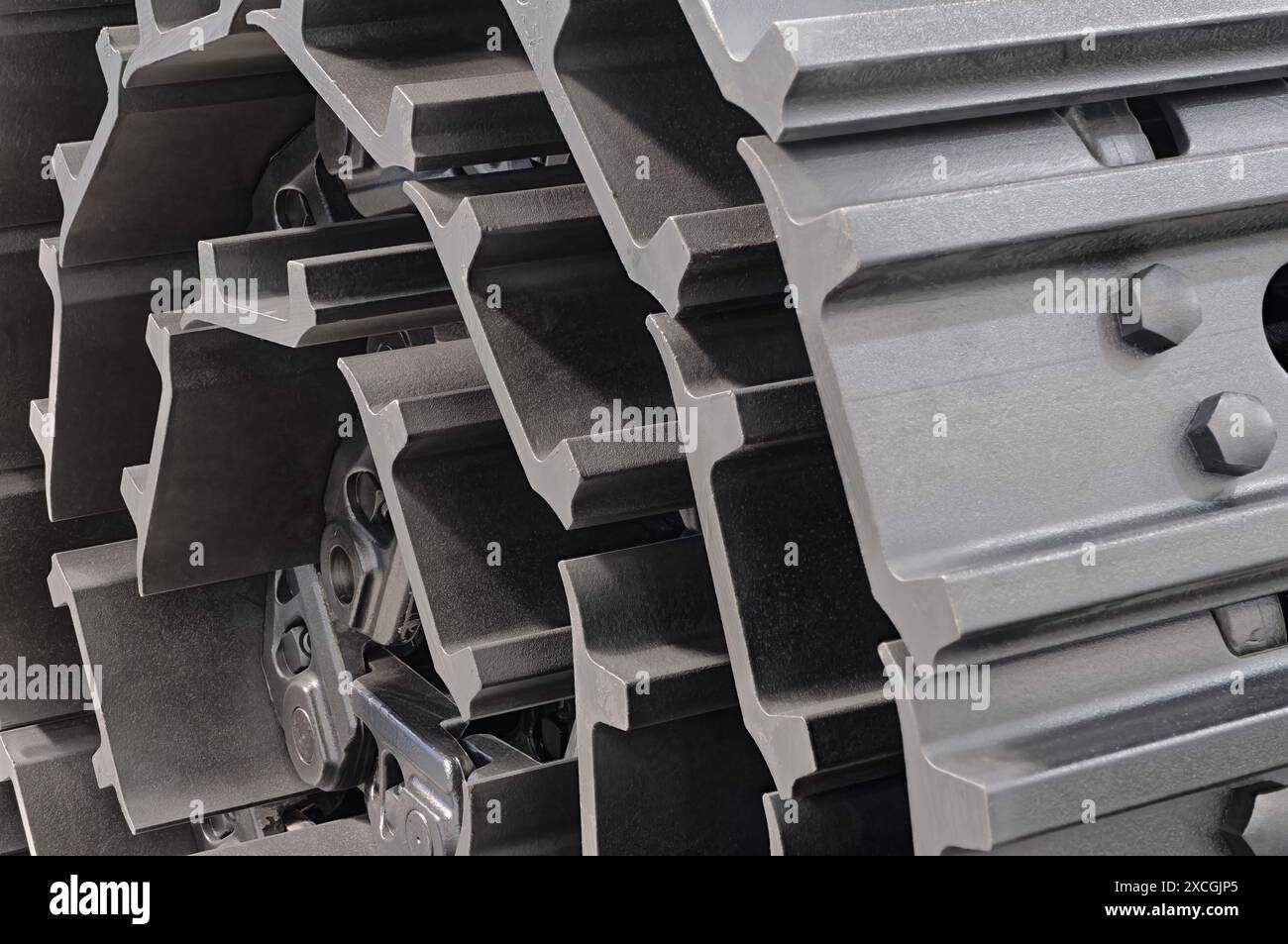 Cingoli di ricambio di un trattore o di un escavatore, arrotolati Foto Stock