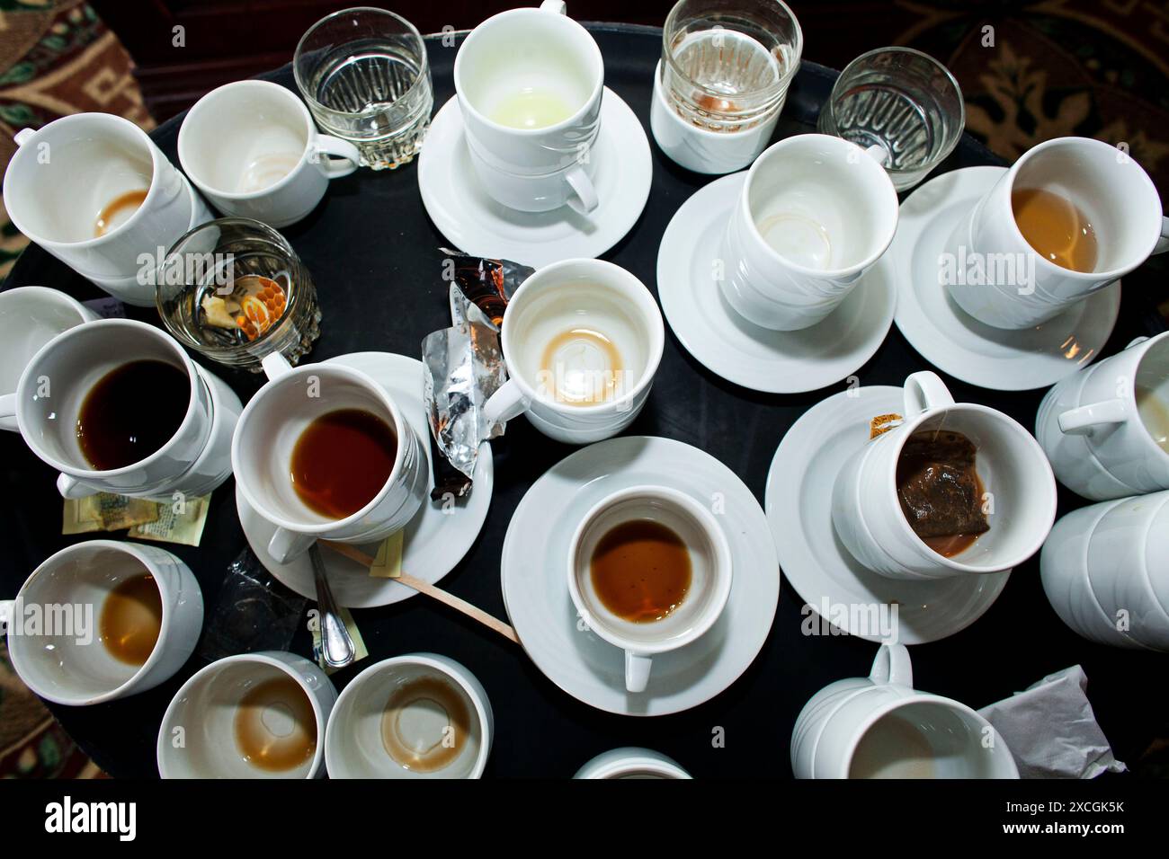Diverse tazze e bicchieri vuoti su un tavolino da caffè. Foto Stock