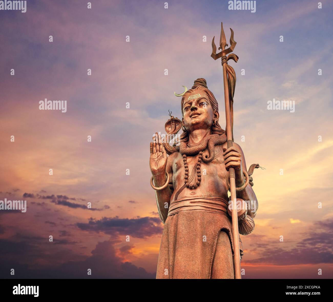 L'enorme statua Shiva Mangal Mahadev è un pezzo d'arte di 33 m nel tempio di Ganga talao sul cielo blu sera tramonto, isola Mauritius. Foto Stock