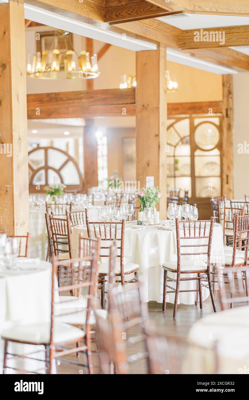 Elegante sala banchetti con travi in legno e tavoli nel New Hampshire Foto Stock