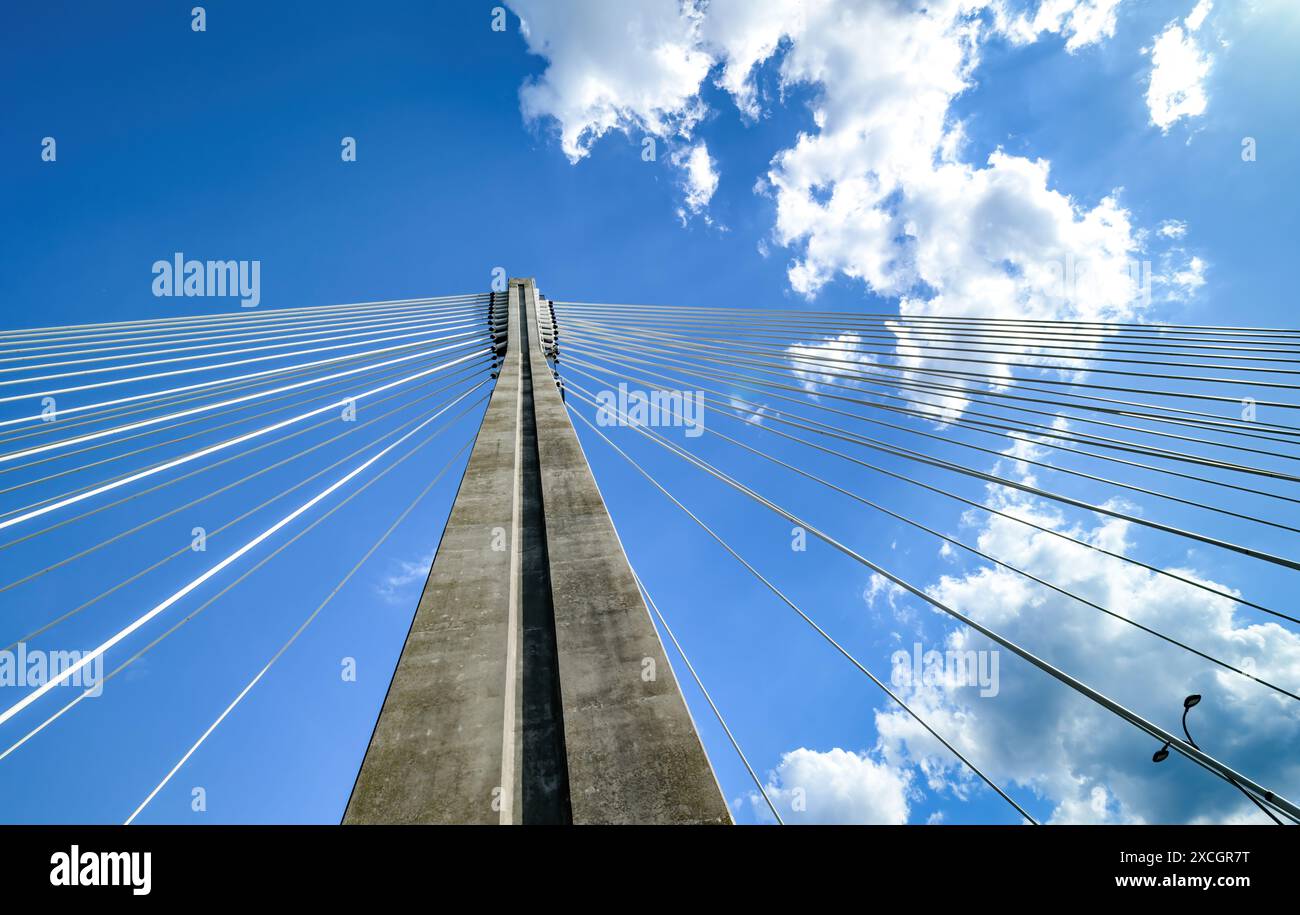 Grande supporto in metallo con funi contro il cielo blu brillante Foto Stock