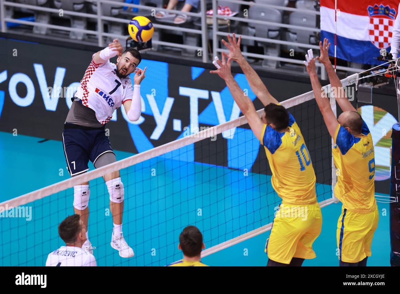 Osijek, Croazia. 16 giugno 2024. Marko Sedlacek (L) della Croazia ha battuto la palla durante l'ultima partita maschile tra Croazia e Ucraina al CEV Volleyball European Golden League 2024 a Osijek, Croazia, il 16 giugno 2024. Crediti: Davor Javorovic/PIXSELL via Xinhua/Alamy Live News Foto Stock