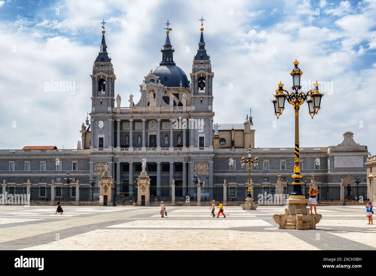 Vista della Cattedrale di Santa Maria reale di la Almudena da Plaza de la Armeria (Piazza dell'Armeria) a Madrid, Spagna. Foto Stock