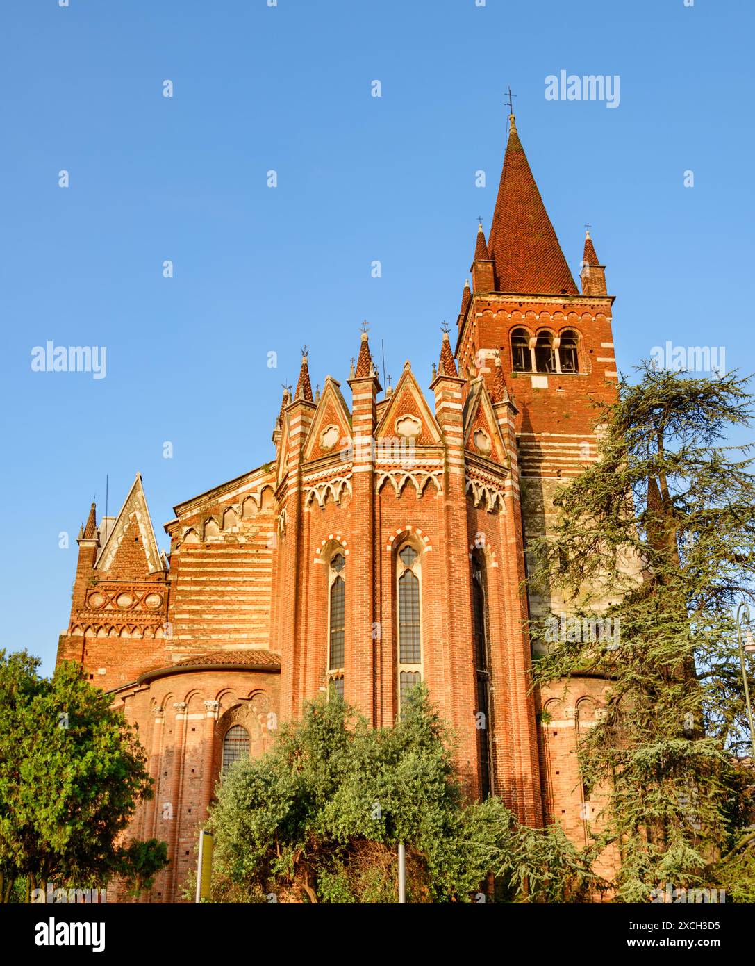 Veduta della chiesa dei Santi fermo e Rustico a Verona, Italia. Verona è una popolare destinazione turistica d'Europa. Foto Stock