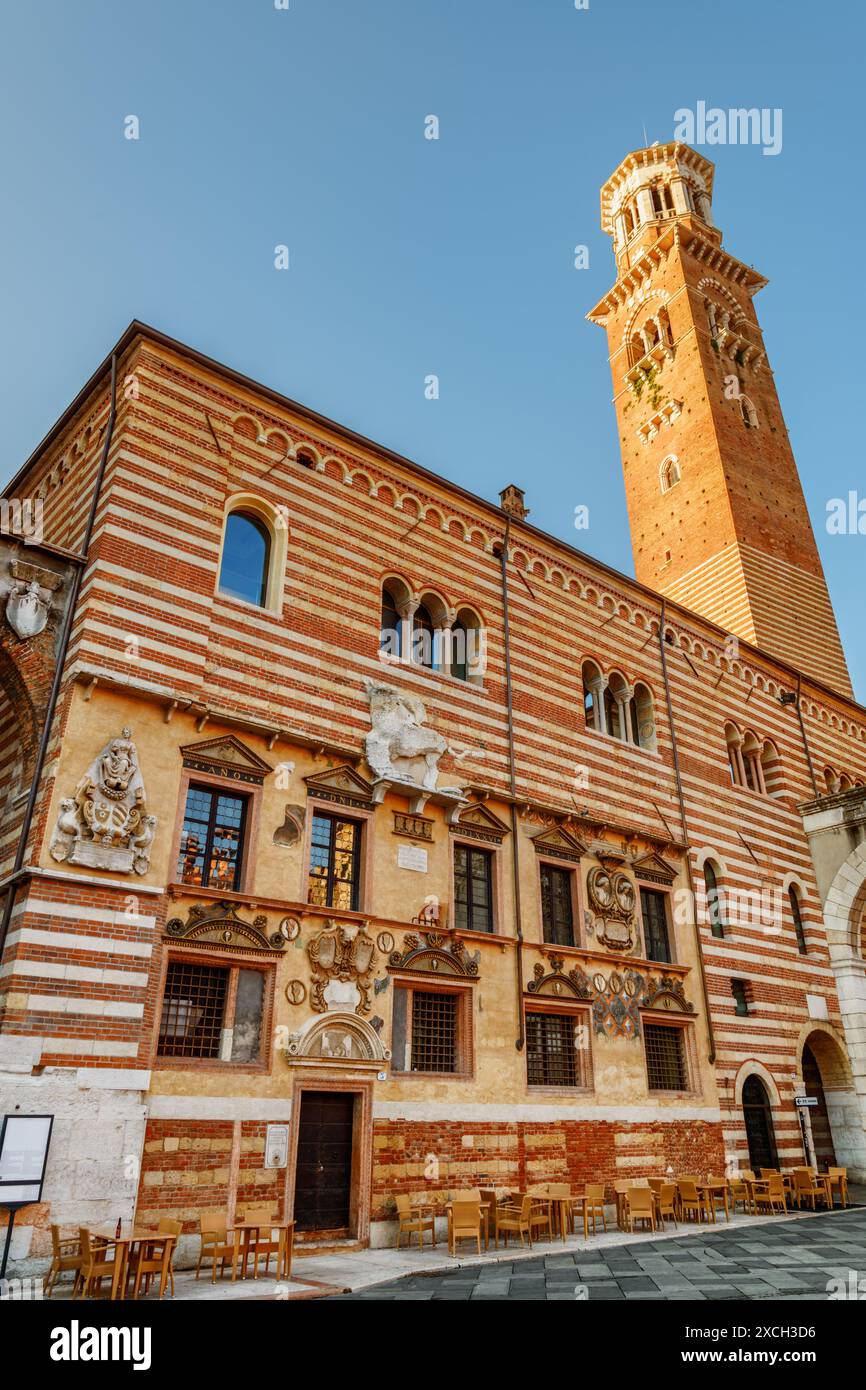 Veduta di Piazza dei signori a Verona, Italia. Torre dei Lamberti visibile sullo sfondo. Verona è una popolare destinazione turistica d'Europa. Foto Stock