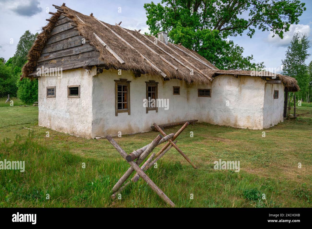 Una casa rurale con tetto in paglia. Regione di Pskov, Russia Foto Stock