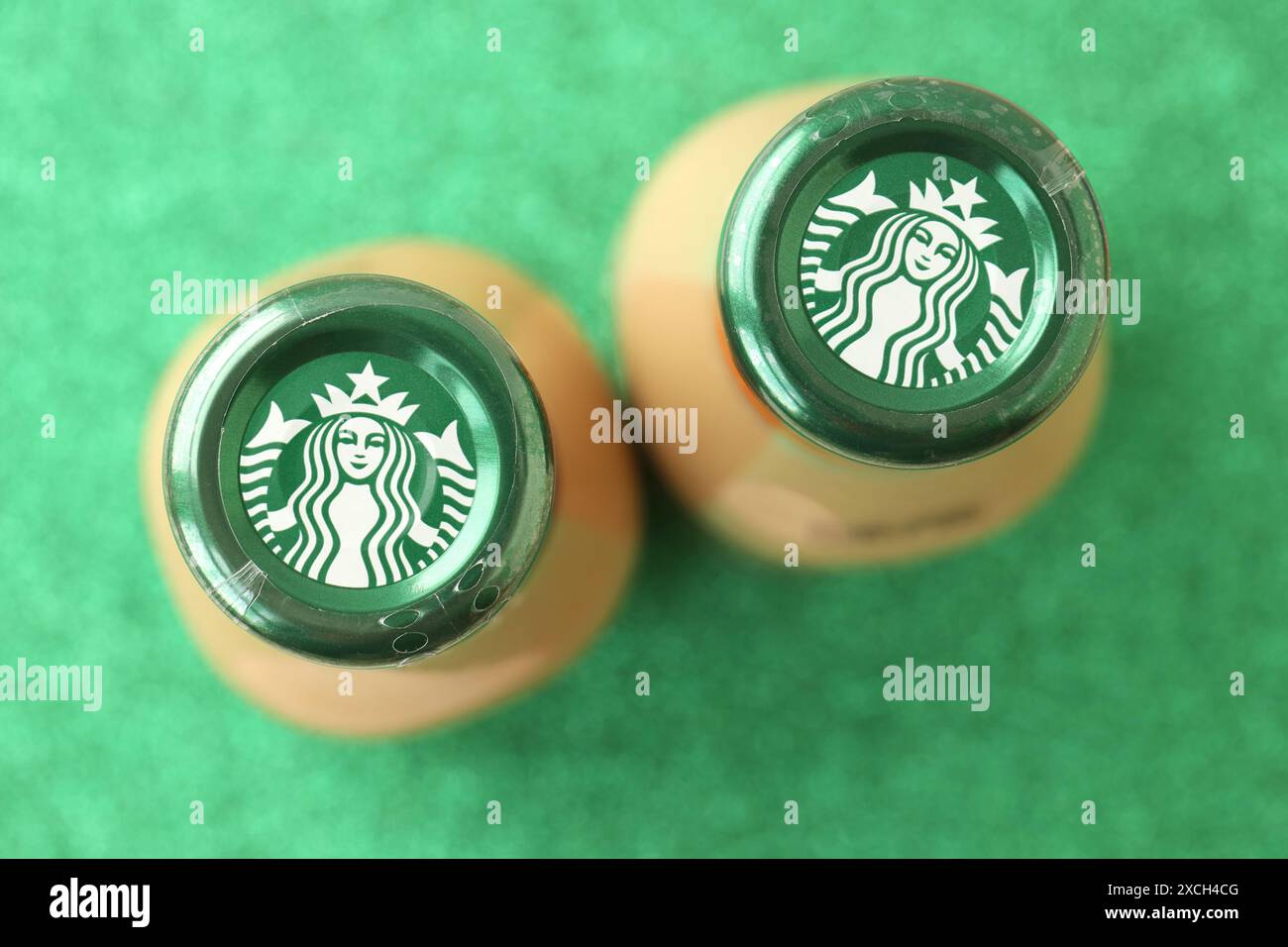 KIEV, UCRAINA - 20 APRILE 2024 Starbucks Frappuccino Coffee drink. Starbucks con sede a Seattle è la più grande azienda di caffè al mondo, con oltre 20.000 negozi in 62 paesi Foto Stock