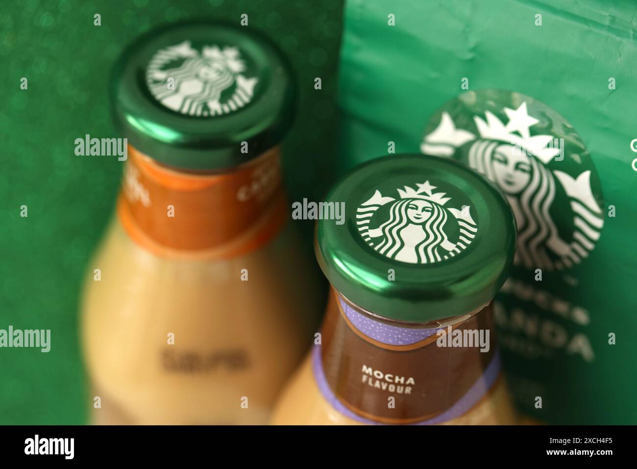 KIEV, UCRAINA - 20 APRILE 2024 Starbucks Frappuccino Coffee drink. Starbucks con sede a Seattle è la più grande azienda di caffè al mondo, con oltre 20.000 negozi in 62 paesi Foto Stock