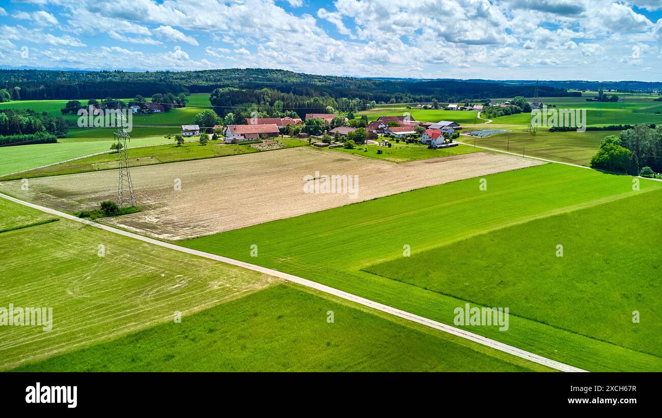 Kammlach, Baviera, Germania - 16 giugno 2024: Veduta aerea dei campi verdi e delle zone rurali coltivate in Baviera, Germania *** Luftaufnahme von Grünen Feldern und ländlichen Anbauflächen a Bayern, Germania Foto Stock