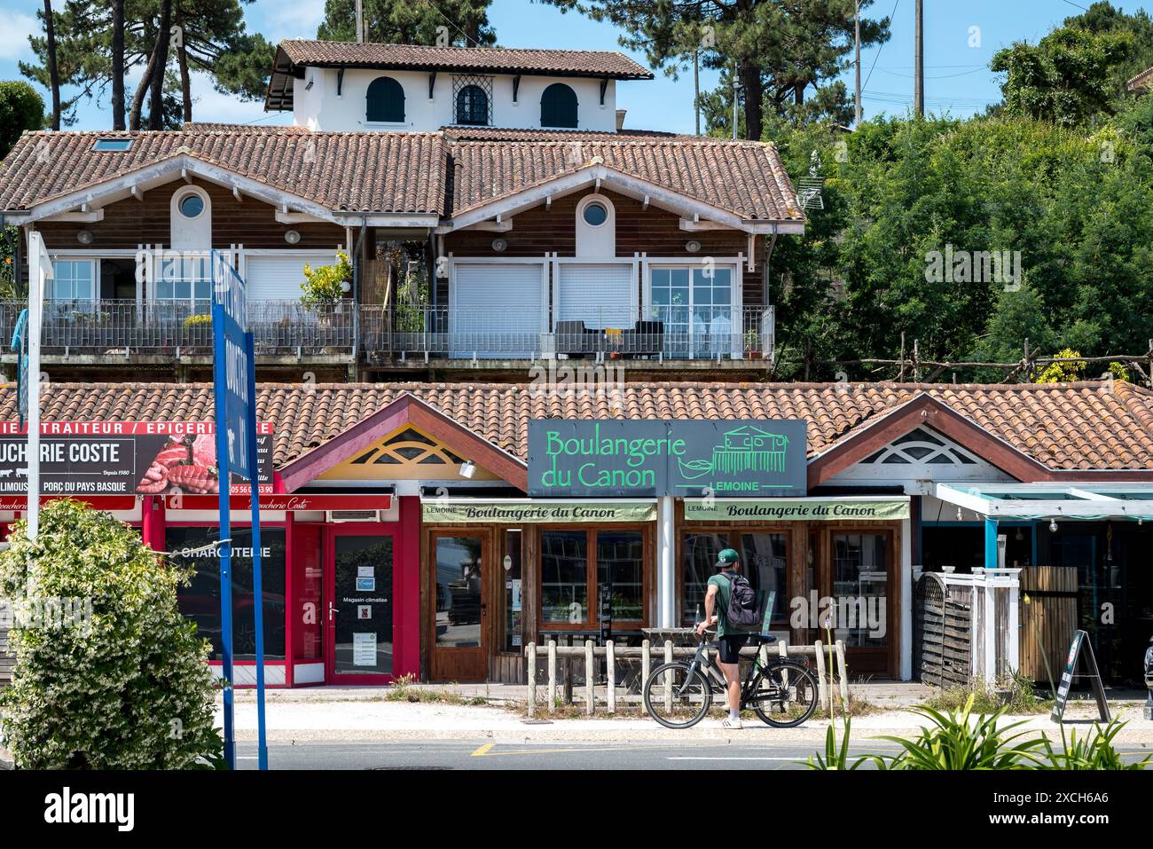 Cap Ferret, Francia - 5 giugno 2024: Vista di alcuni dei negozi del villaggio di ostriche di le Canon, con la panetteria e una macelleria Foto Stock