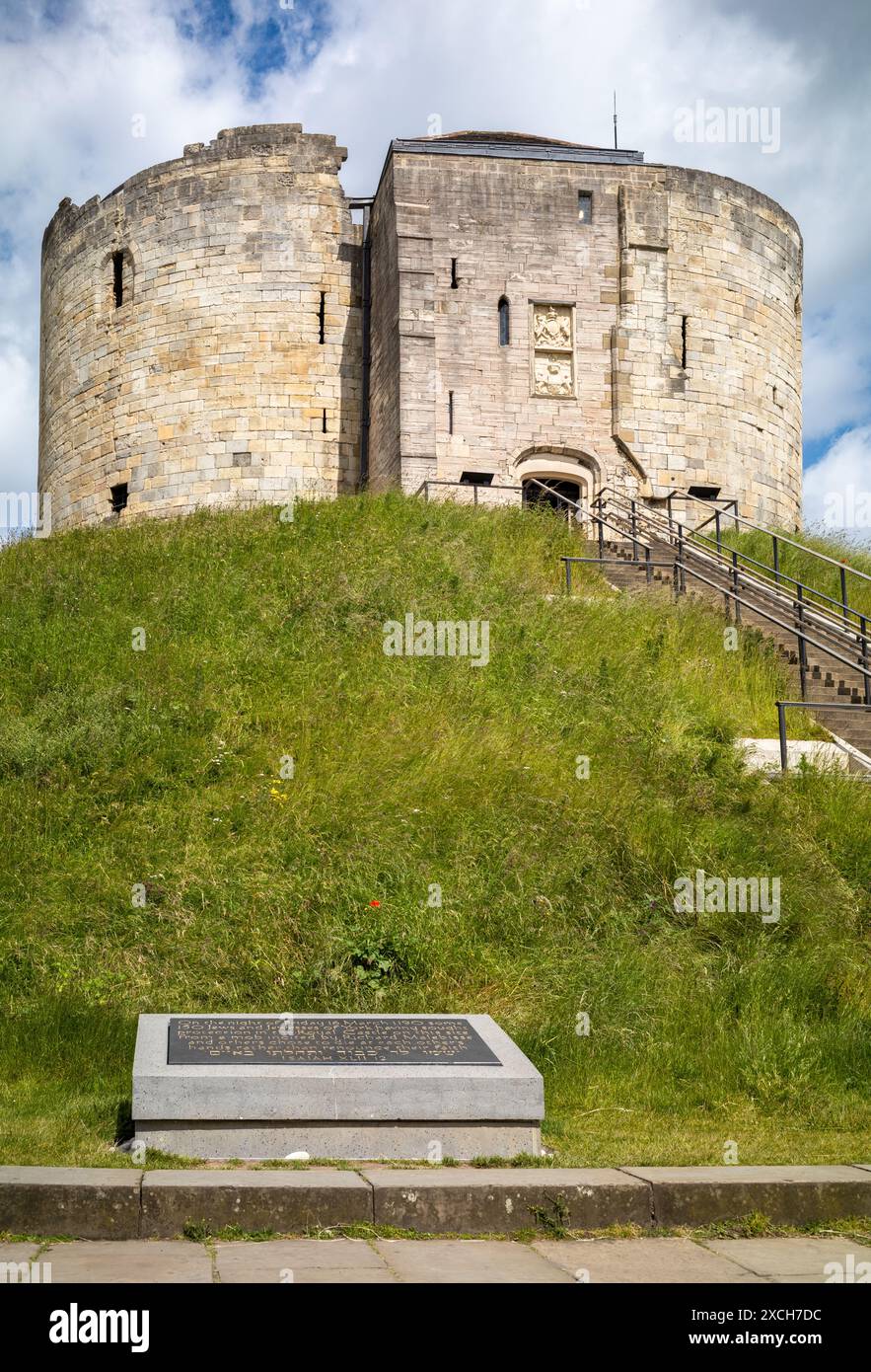 Un memoriale a circa 150 ebrei che si suicidarono il 16 marzo 1190 sotto la Clifford's Tower a York, North Yorkshire, Regno Unito. Foto Stock