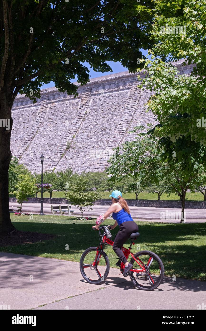 Una vista della diga di Kensico dal parco Plaza sottostante in una primavera di sole 2024 giorni. A Valhalla, Westchester, New York. Foto Stock