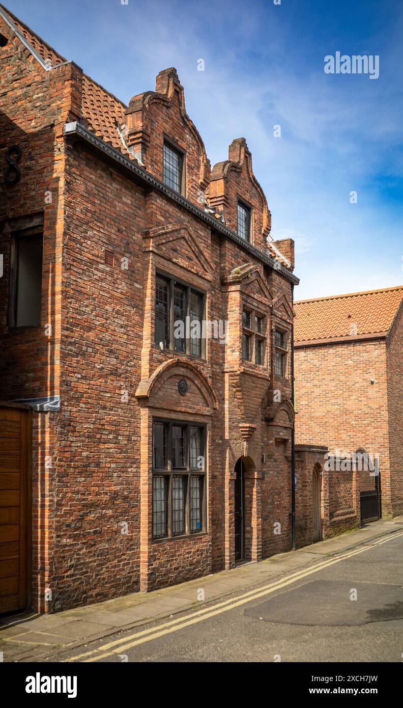 La Dutch House, un edificio storico di grado II risalente al 1648 e ritenuto la più antica casa costruita in mattoni nell'antica città di York, North Yorkshi Foto Stock
