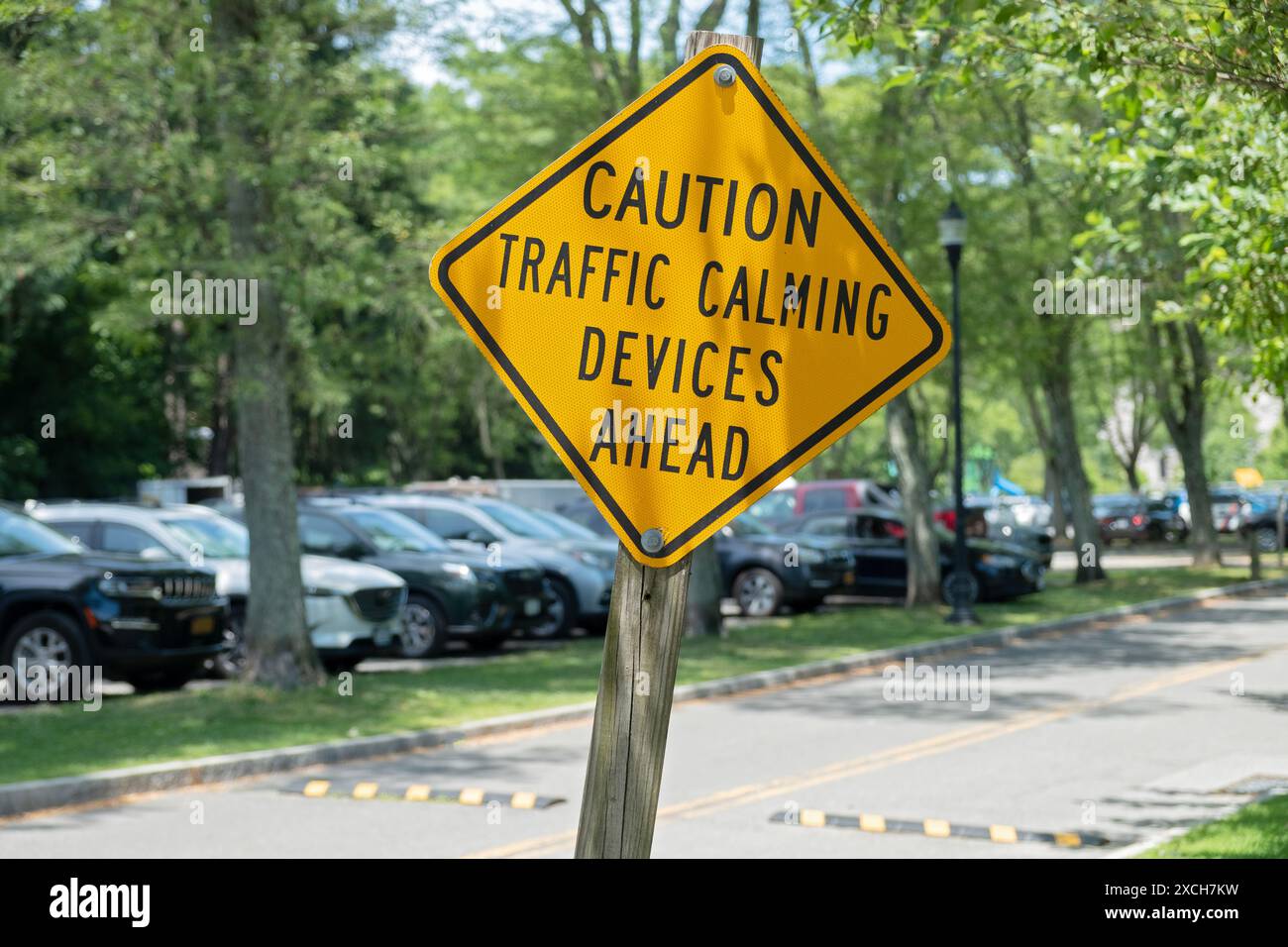 Un segnale stradale relativo ai dossi di velocità per rallentare i conducenti, denominati dispositivi per calmare il traffico. A Valhalla in Kensico Dam Plaza. Foto Stock