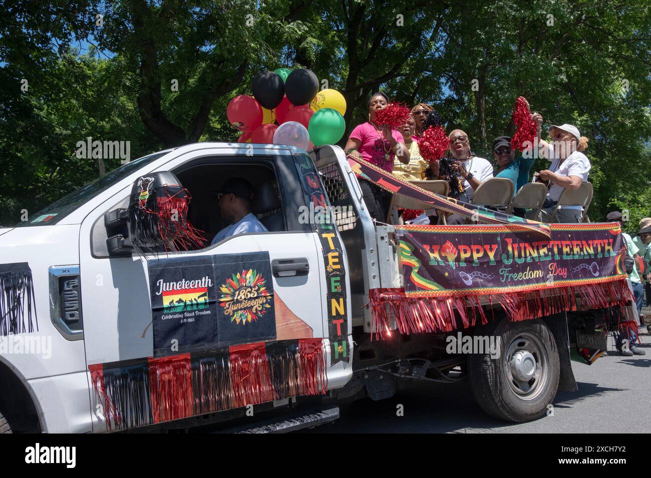 BUON GIORNO JUNTEENTH. All'inizio della sfilata a Peeksil, donne afroamericane di New York su un camion tifo e pompon, 2024. Foto Stock