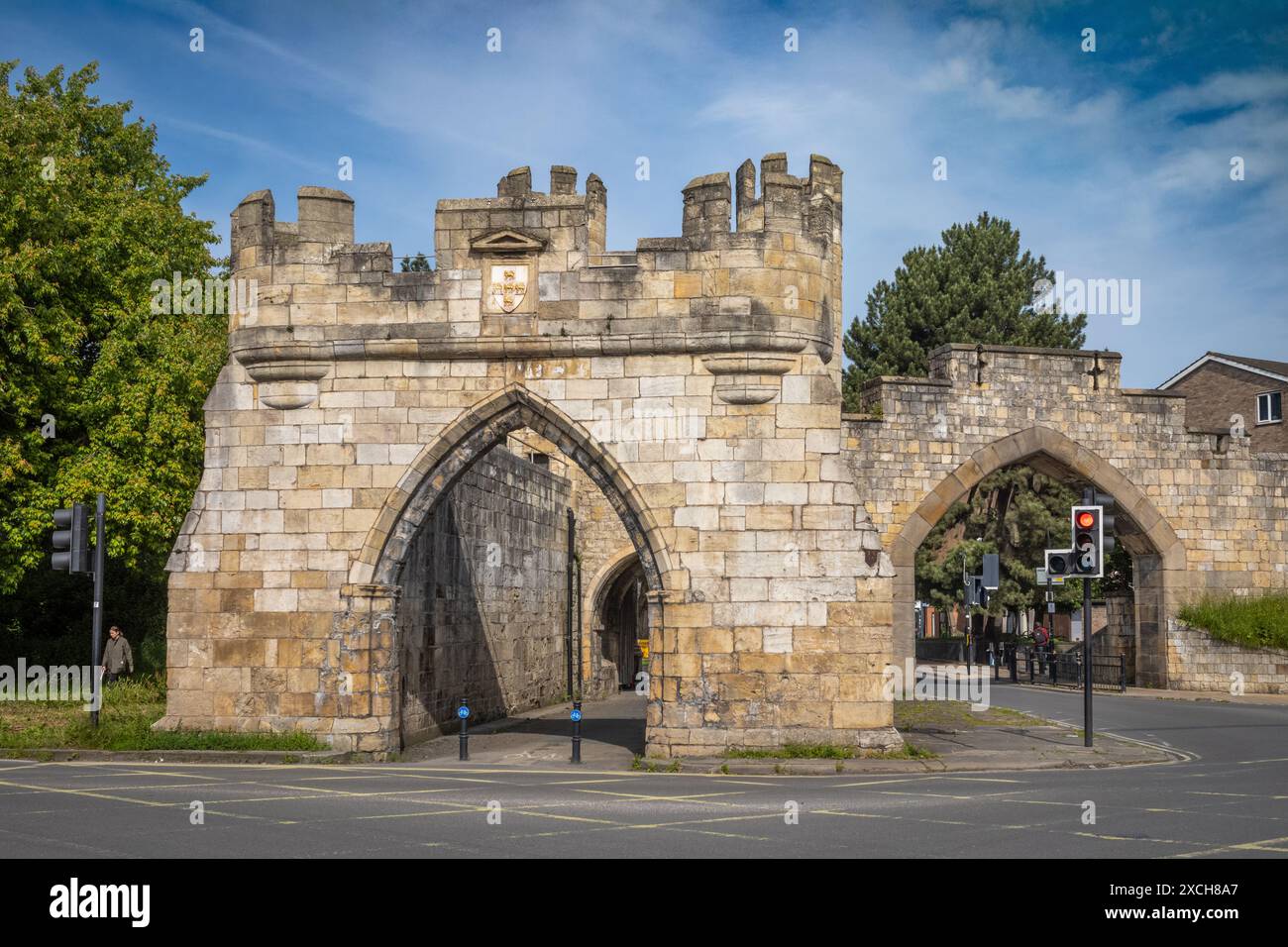 Walmgate Bar, il più completo e ben conservato dei quattro ingressi medievali della città di York nel North Yorkshire, Inghilterra. Risale al dodicesimo Foto Stock