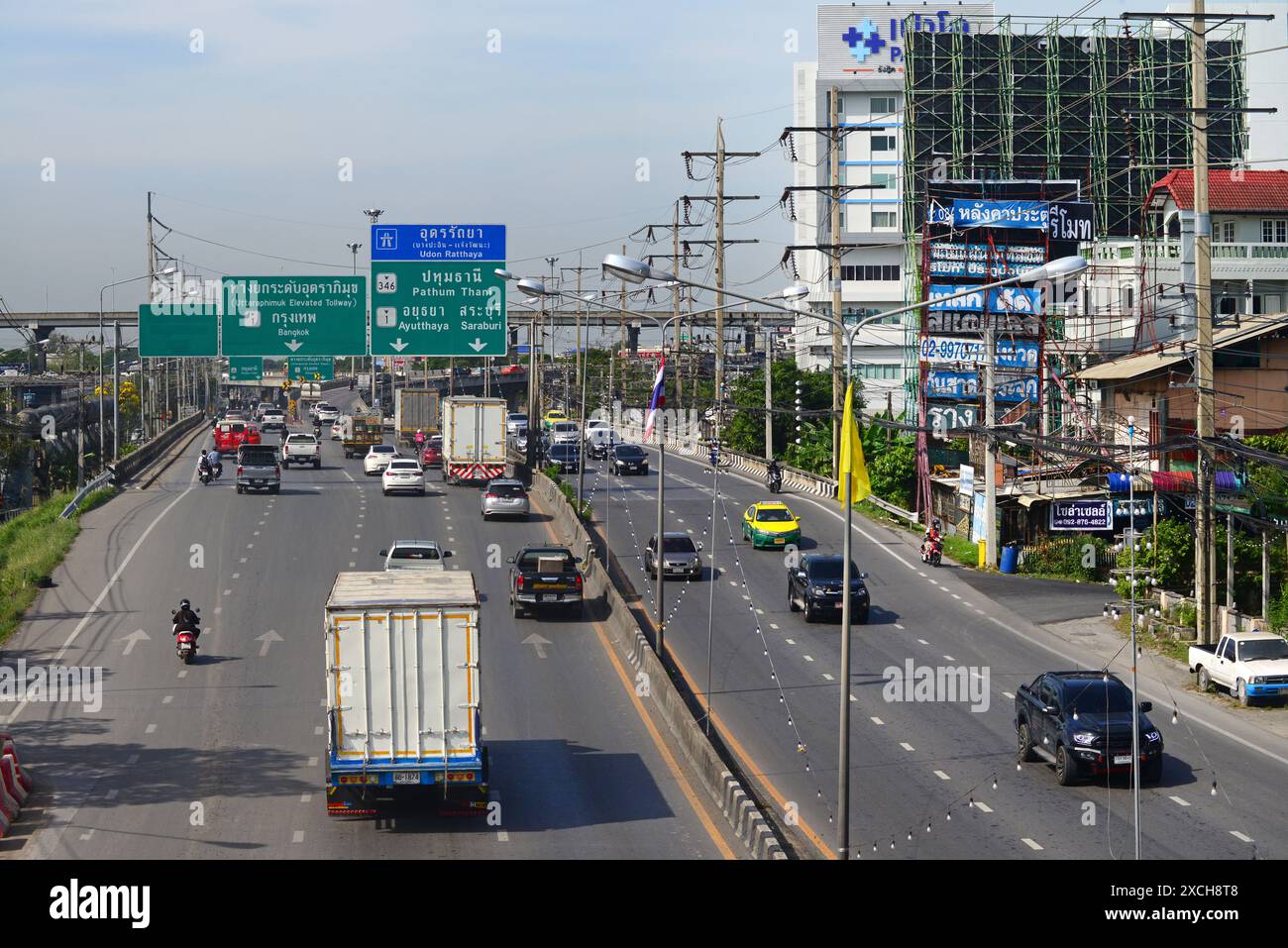 ingorghi stradali in viaggio a pathum thani vicino a bangkok in thailandia Foto Stock