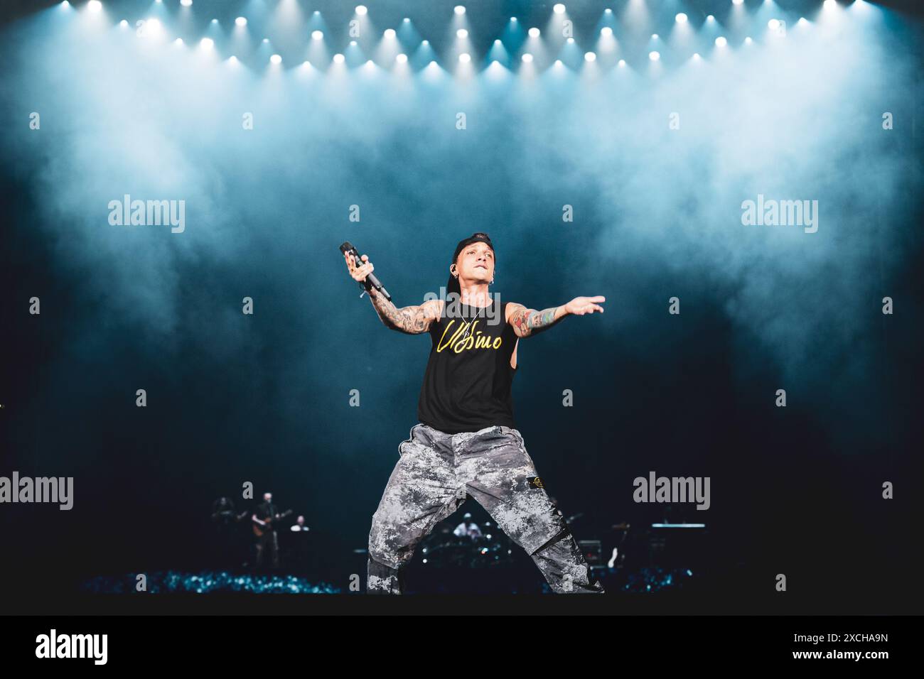 ITALIA, TORINO, 16 GIUGNO: Il cantante, cantautore e compositore italiano ultimo (Niccolò Moriconi) si esibisce dal vivo sul palco dello Stadio Olimpico grande Torino per il suo tour “ultimo stadi”. Foto Stock