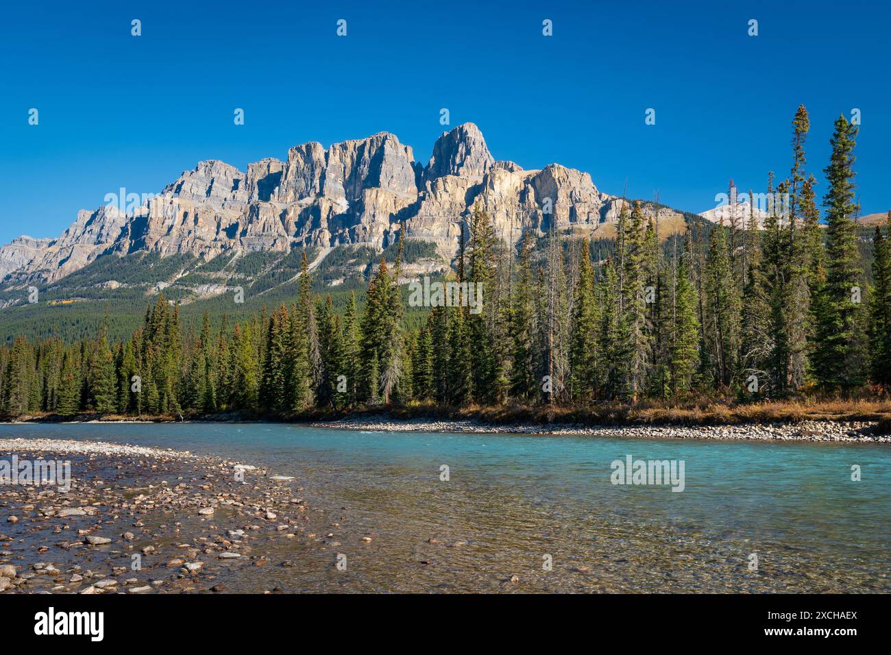 Castle Mountain e Bow River in estate soleggiato giorno. Punto panoramico del Castello di montagna. Banff National Park, Canadian Rockies, Alberta, Canada. Foto Stock