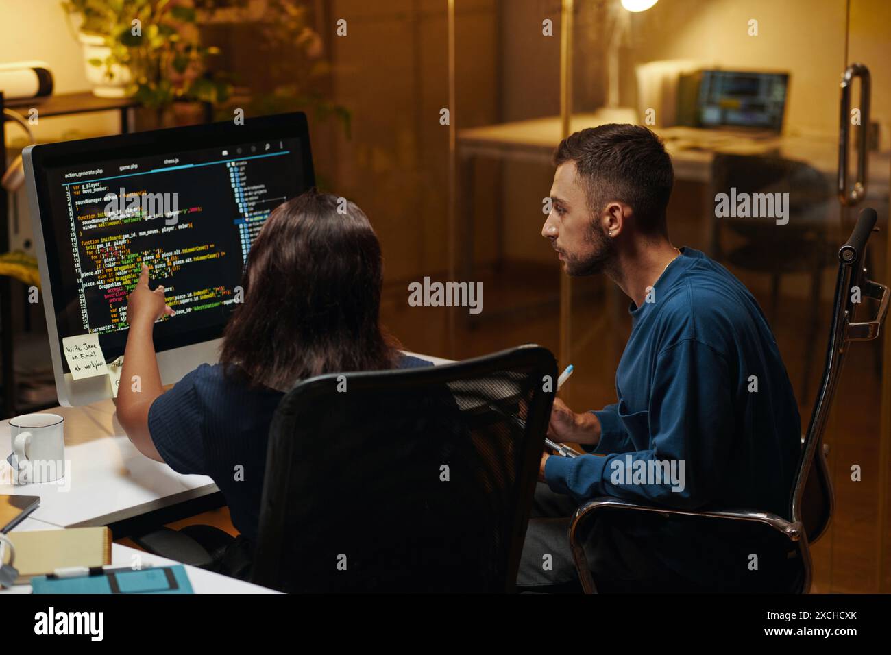 Team di sviluppatori alla ricerca di bug nel codice di programmazione Foto Stock