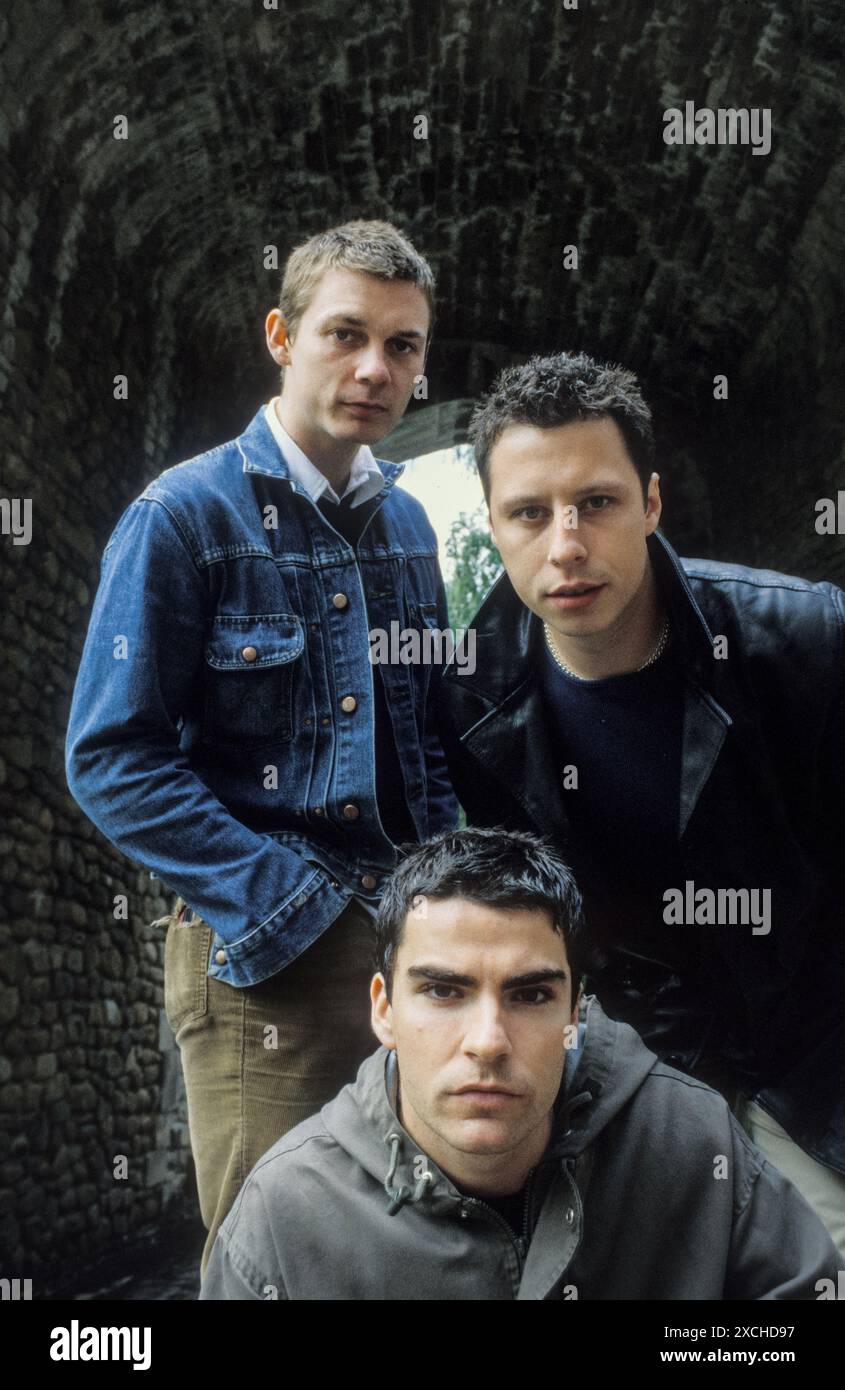 STEREOPHONICS, FORMAZIONE ORIGINALE, CARDIFF CASTLE, 1998: La formazione originale degli Stereophonics nei terreni del castello di Cardiff prima del loro primo concerto in città presso l'iconico locale di Cardiff, Galles, Regno Unito, il 12 giugno 1998. Foto: Rob Watkins. INFO: Stereophonics, una band rock gallese, emerse negli anni '1990 come figure di spicco del rock britannico. Con la voce e i successi di Kelly Jones come "Dakota", hanno raggiunto il successo commerciale. La loro discografia riflette un diverso mix di generi rock, mostrando il loro fascino duraturo. Foto Stock