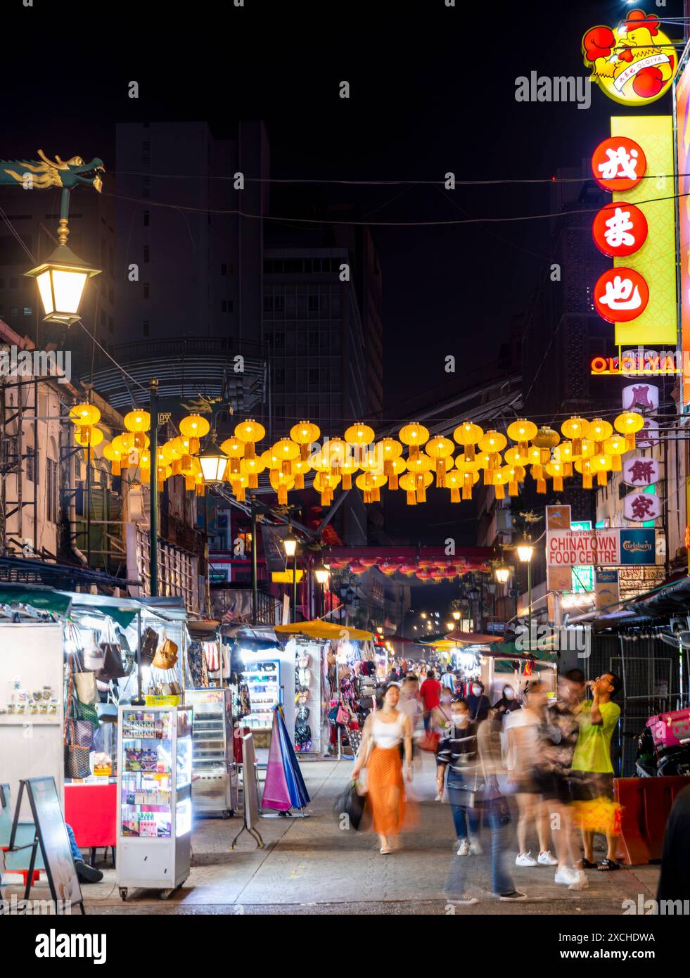 Kuala Lumpur, Malesia - 19 aprile 2023: Lungo una delle strade più ardue di Kuala Lumpur, rimangono molte strutture originali, originariamente abitate dal chi Foto Stock