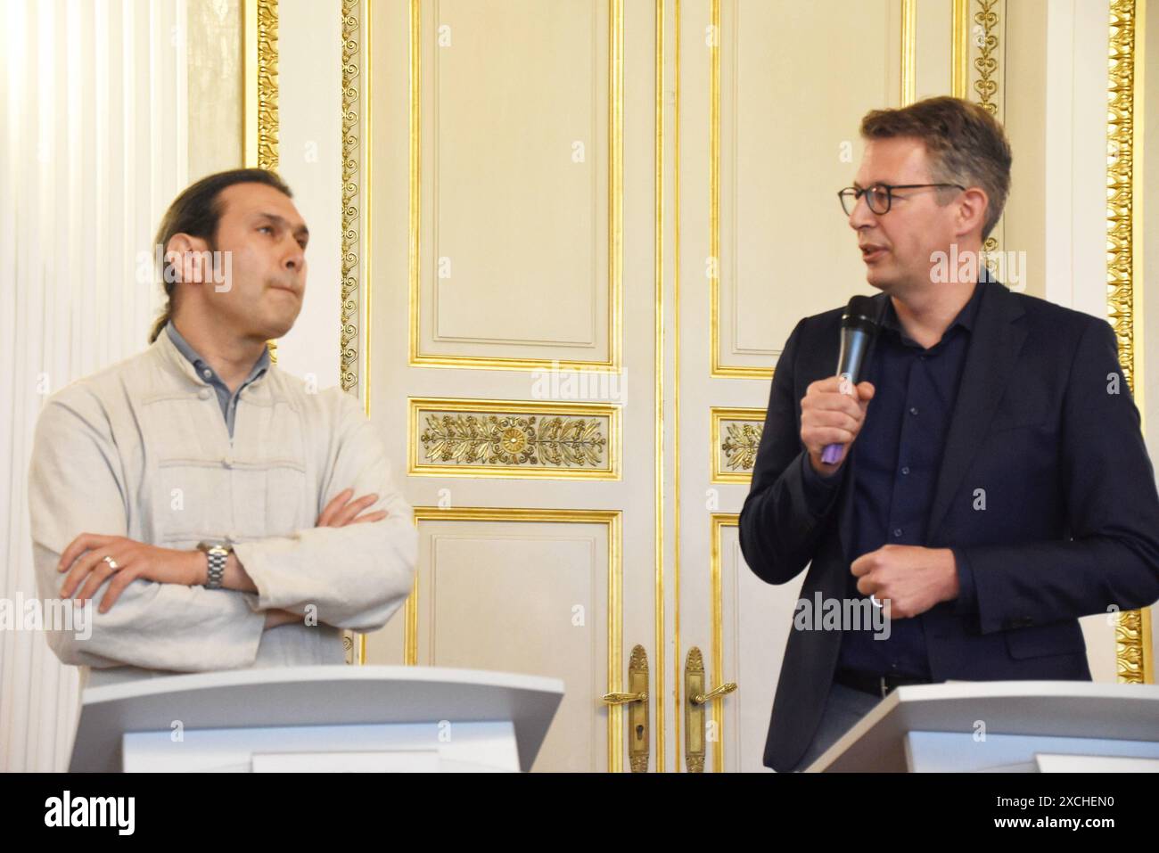 Vladimir Jurowski Bayerische Staatsoper Generalmusik Direktor Markus Blume Kunstminister Muenchen 17.06.2024 Bayerische Staatsoper Pressekonferenz-Personelle Weichenstellung Muenchen *** Vladimir Jurowski Bayerische Staatsoper Pressekonferenz-Personelle Weichenstellung Muenchen *** Vladimir Jurowski 2024 Foto Stock