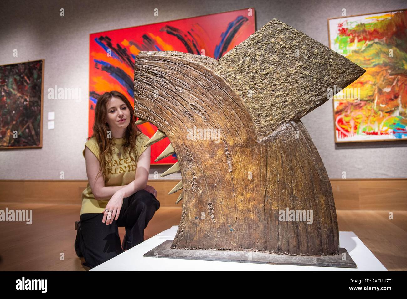 Londra, Inghilterra, Regno Unito. 17 giugno 2024. Il membro dello staff di Bonhams è a fianco di Bertina Lopes (Mozambico, 1924-2012) Grido grande (Big Scream), 98 x 100 x 24,5 cm (38 9/16 x 39 3/8 x 9 5/8 pollici), stimato in GBP 1.200 - GBP 1.800, durante la chiamata. Lo Studio di Bertina Lopes, una vendita online dal 4-20 giugno a Bonhams, presenta una selezione di 74 dipinti ad olio, disegni e sculture dallo studio dell'artista di Roma. (Credit Image: © Thomas Krych/ZUMA Press Wire) SOLO PER USO EDITORIALE! Non per USO commerciale! Foto Stock